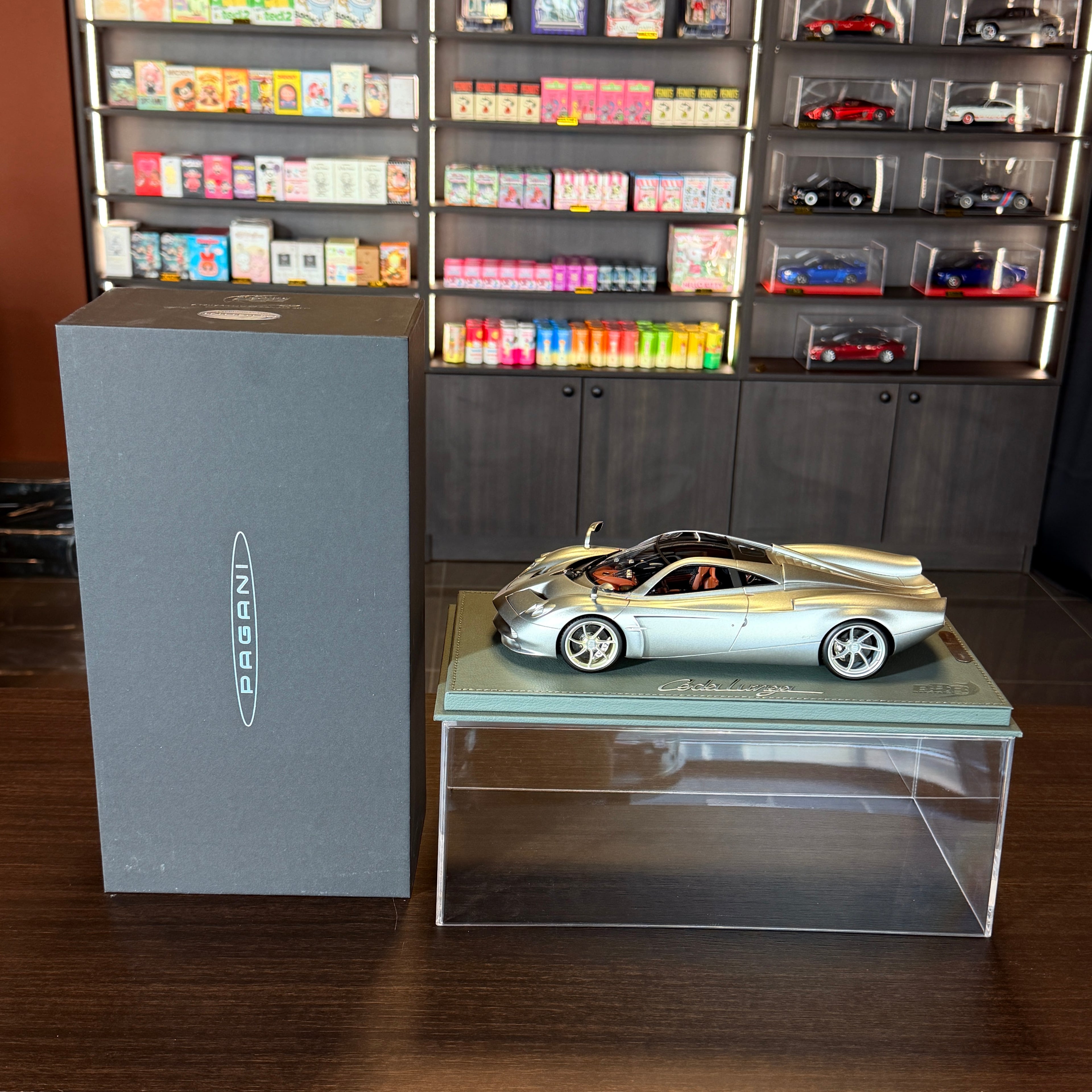 Pagani Huayra Codalunga gri Montecarlo semimat, 1:18, cu vitrină de prezentare, de BBR – ediție limitată la 100 de bucăți