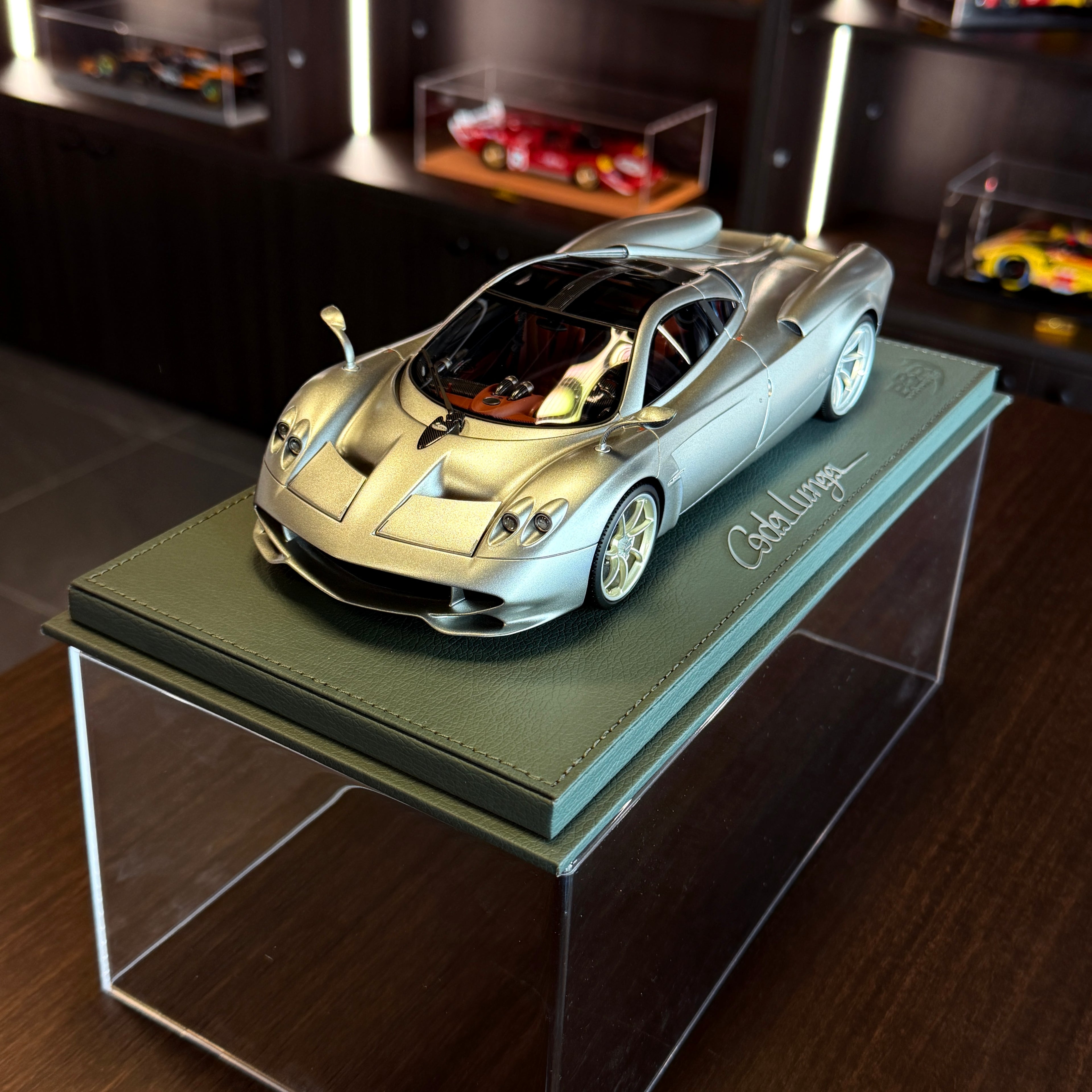 Pagani Huayra Codalunga polomatný Grigio Montecarlo v mierke 1:18 s vitrínou od BBR – limitovaná edícia 100 ks