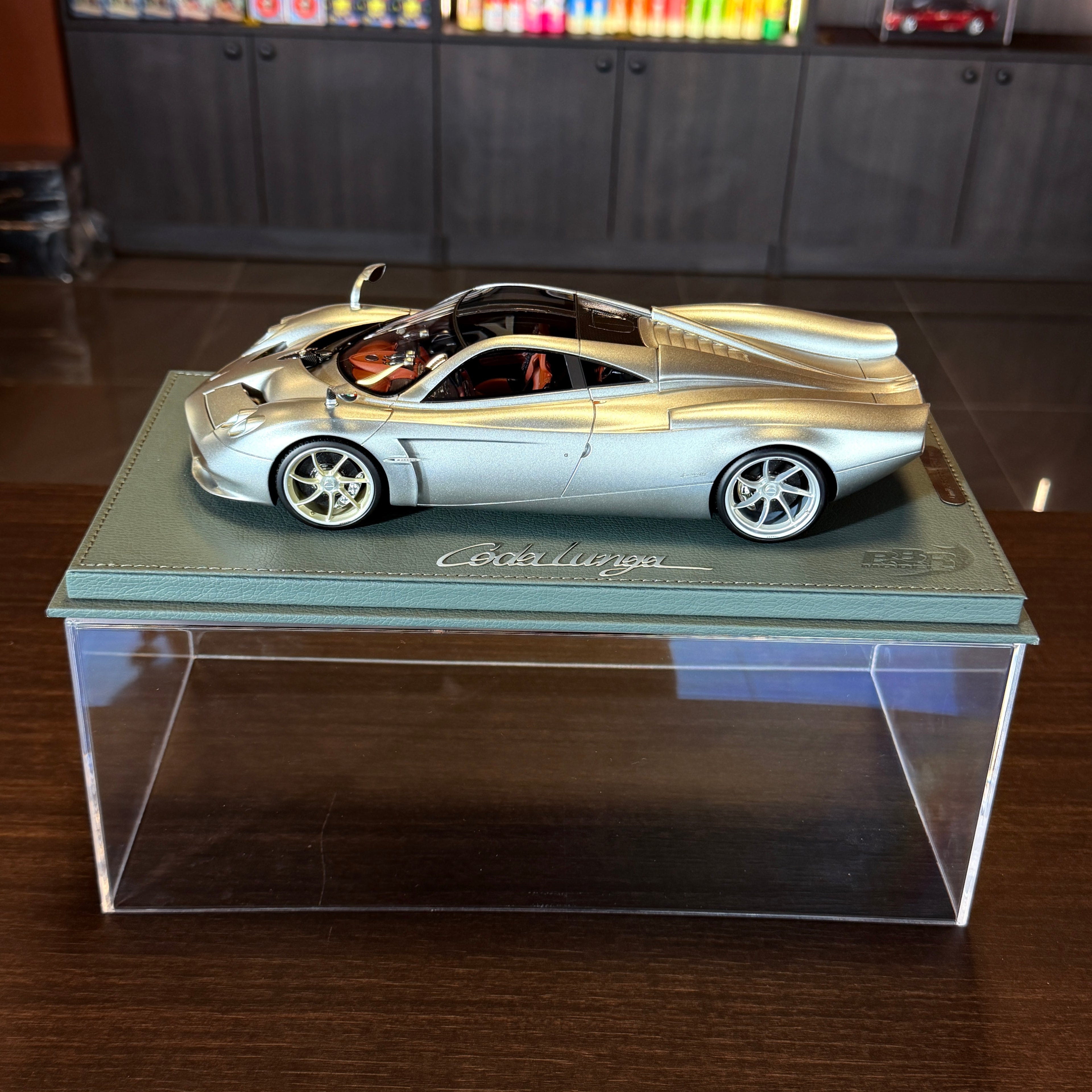 Pagani Huayra Codalunga polomatný Grigio Montecarlo v mierke 1:18 s vitrínou od BBR – limitovaná edícia 100 ks