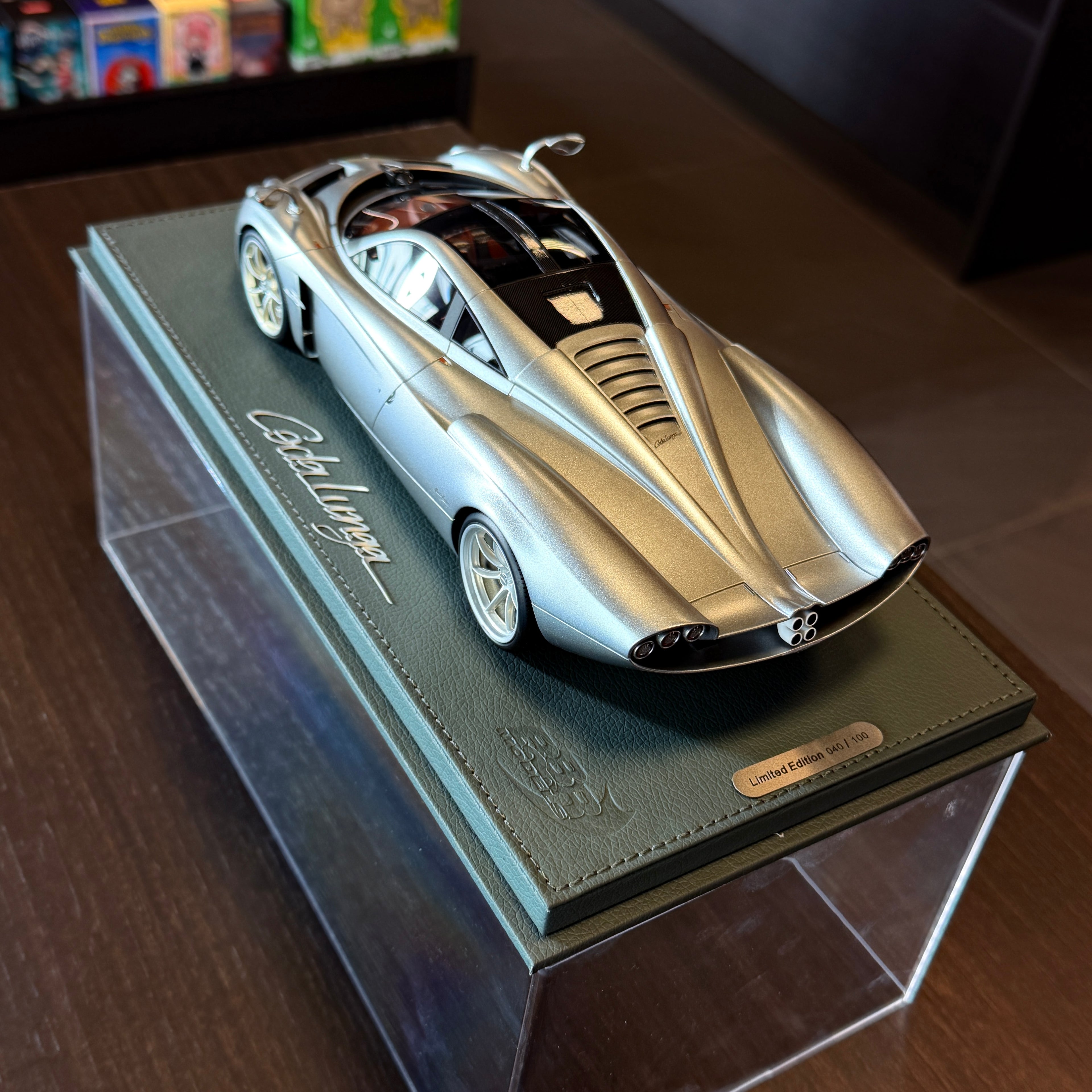Pagani Huayra Codalunga polomatný Grigio Montecarlo v mierke 1:18 s vitrínou od BBR – limitovaná edícia 100 ks