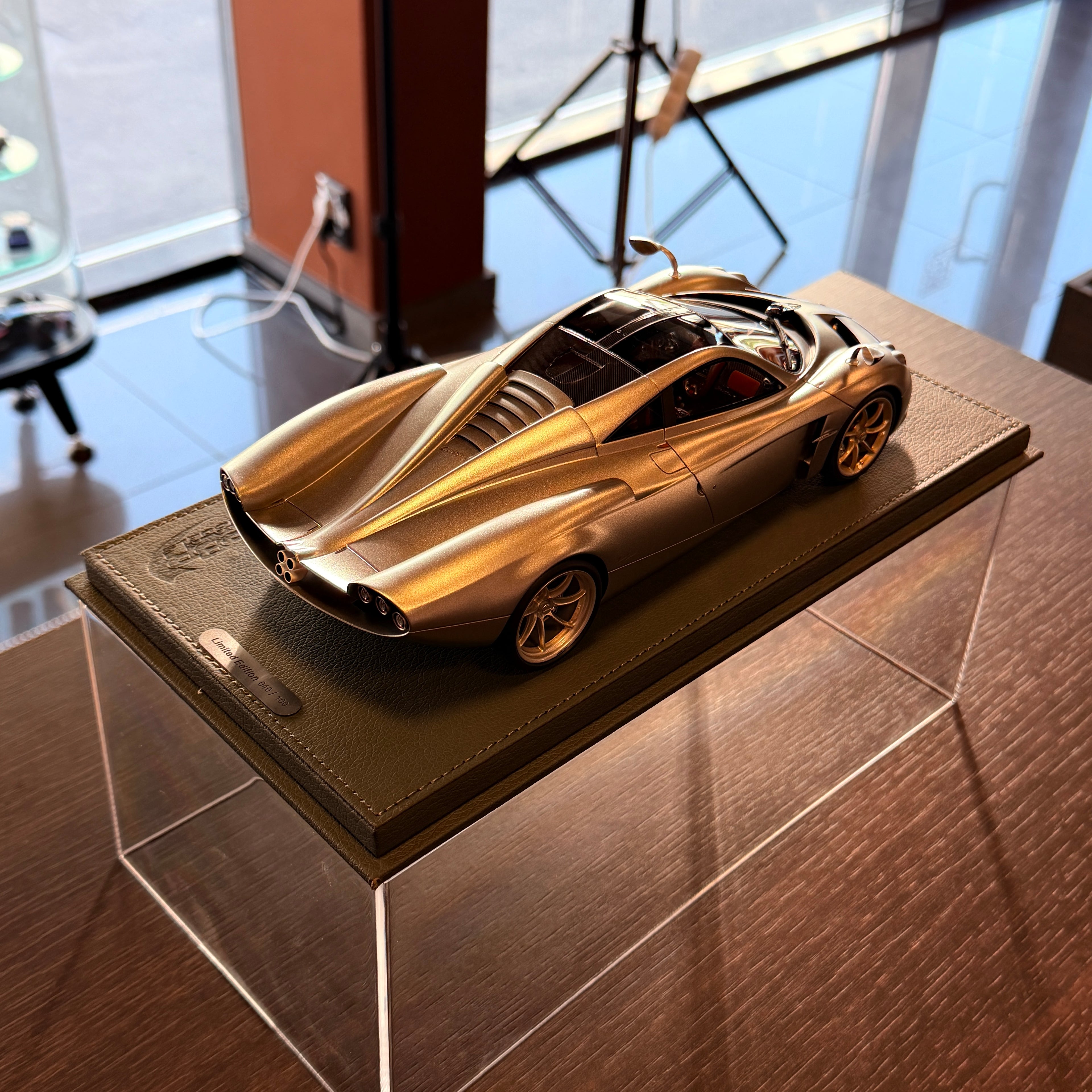 Pagani Huayra Codalunga polomatný Grigio Montecarlo v mierke 1:18 s vitrínou od BBR – limitovaná edícia 100 ks