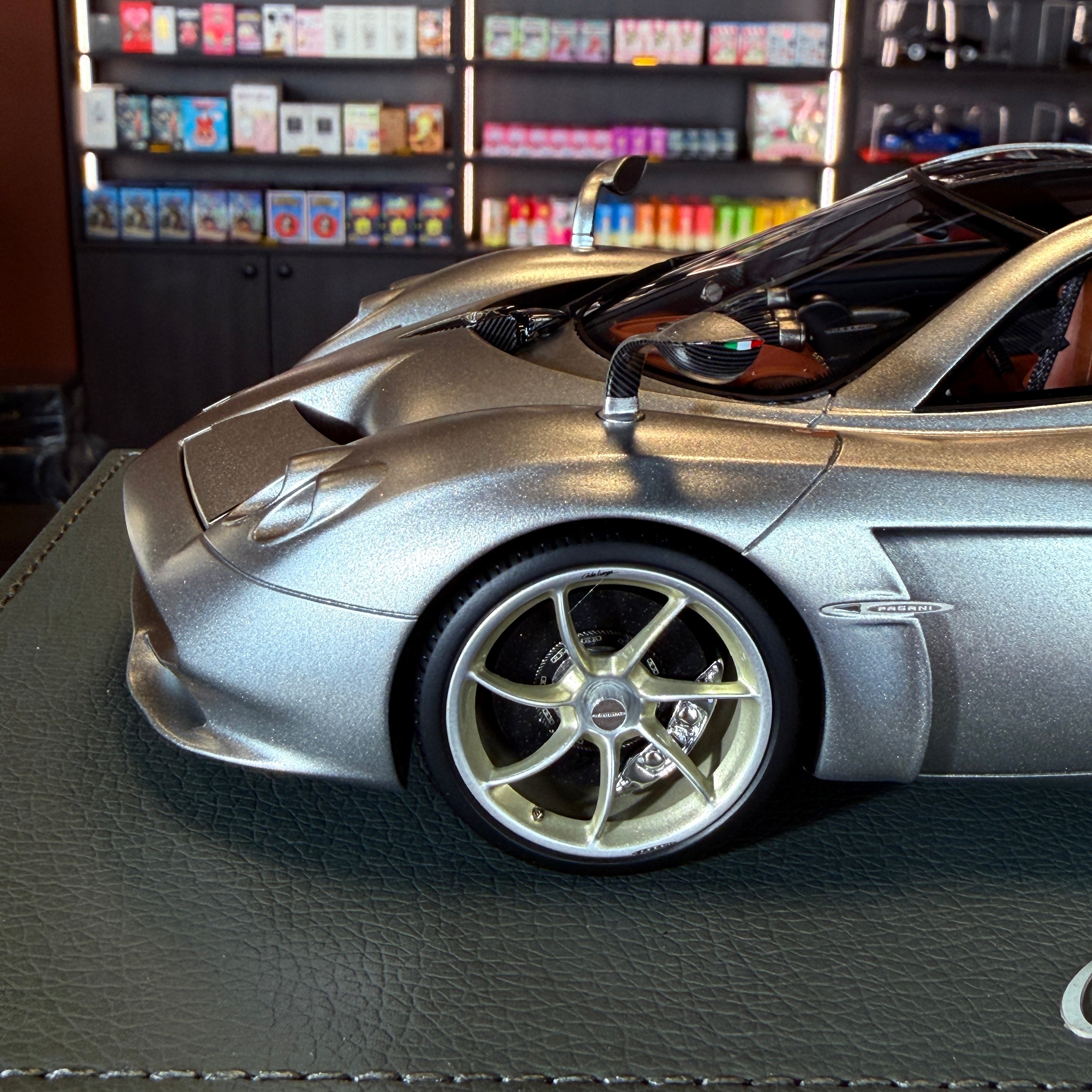 Pagani Huayra Codalunga gri Montecarlo semimat, 1:18, cu vitrină de prezentare, de BBR – ediție limitată la 100 de bucăți