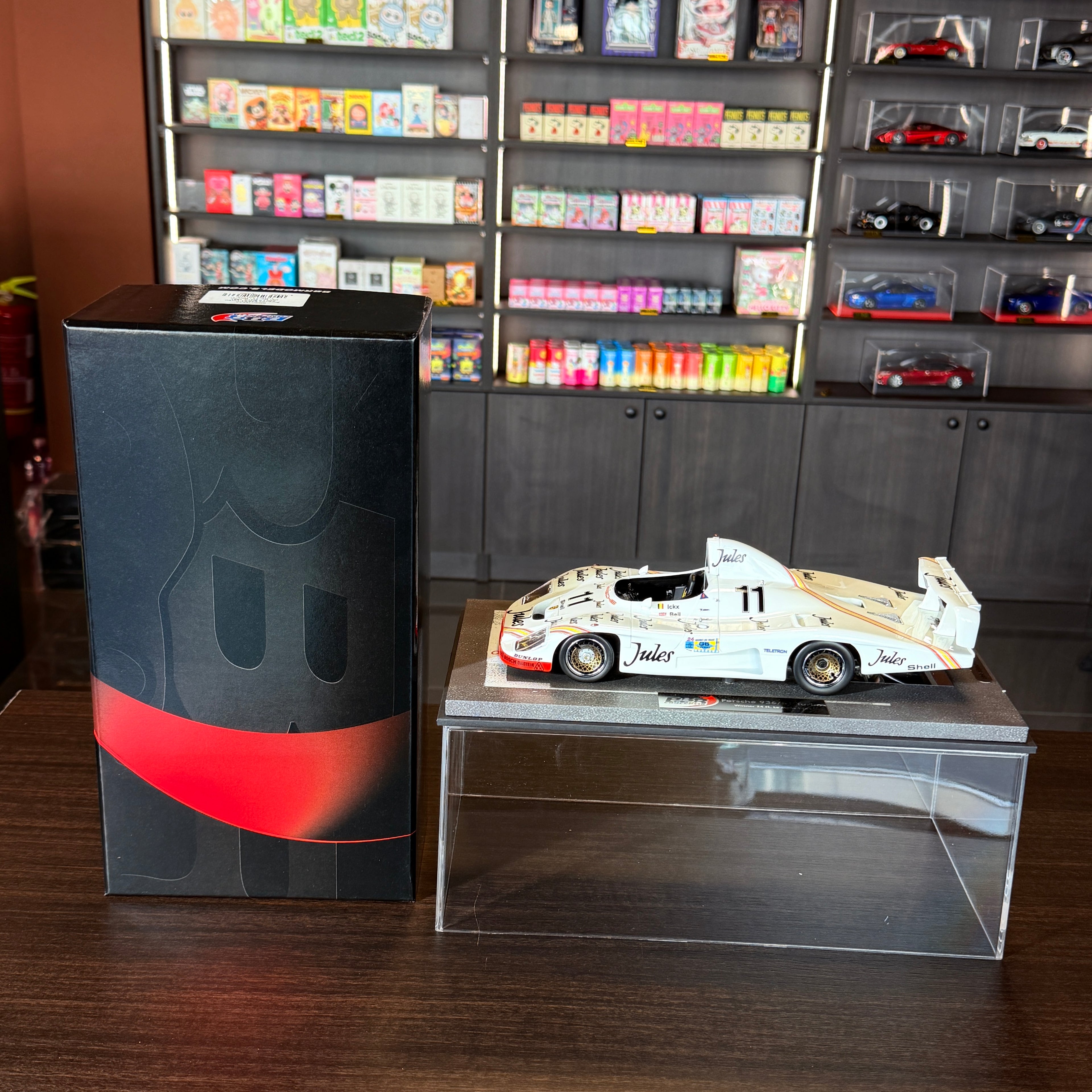 Porsche 936/81 Turbo #11, az 1981-es Le Mans-i 24 órás verseny győztese, 1:18 méretarányban, vitrinben, BBR – 400 darabra limitálva