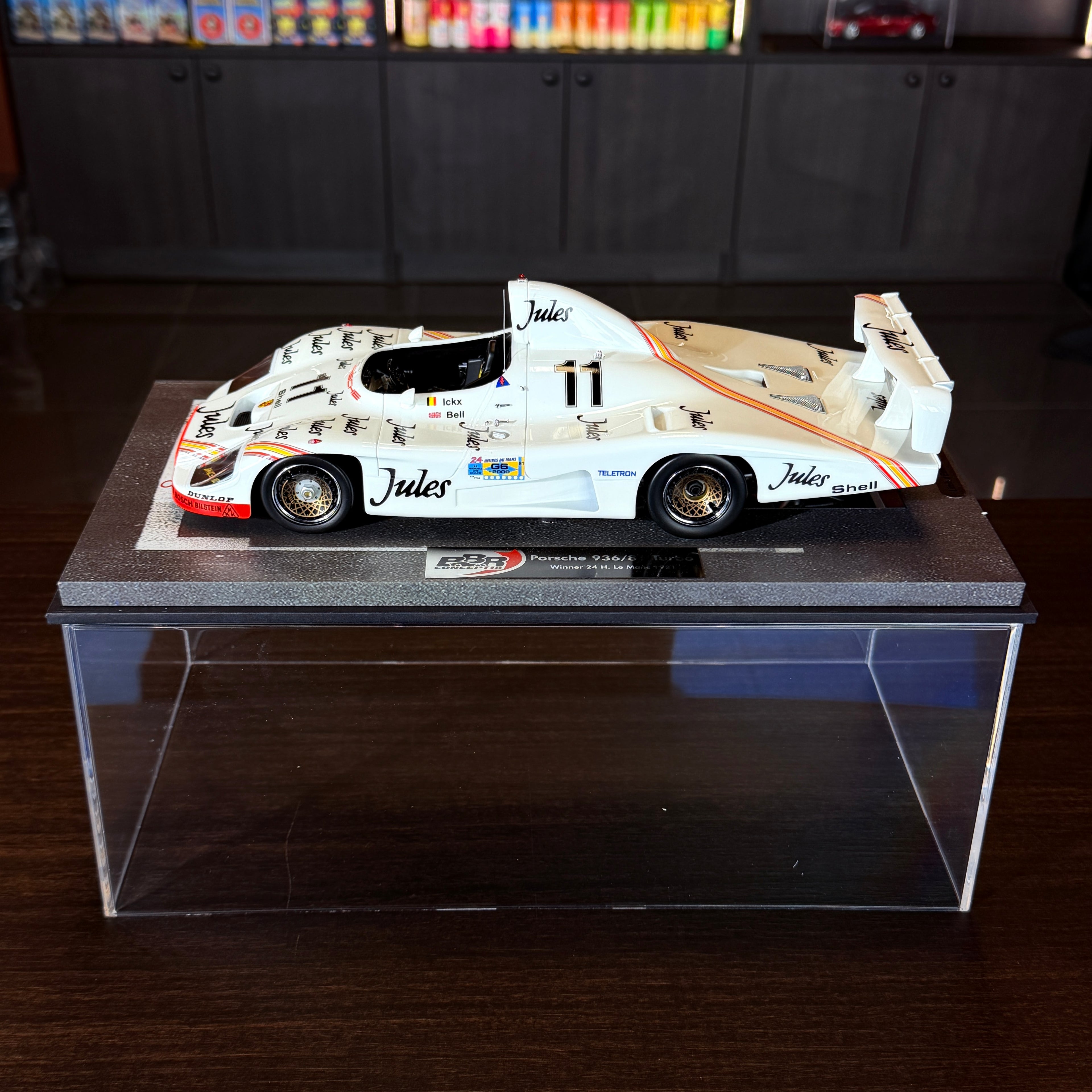 Porsche 936/81 Turbo #11 vinnare av Le Mans 24-timmars 1981 i skala 1:18 med vitrinskåp från BBR – begränsad upplaga på 400 exemplar