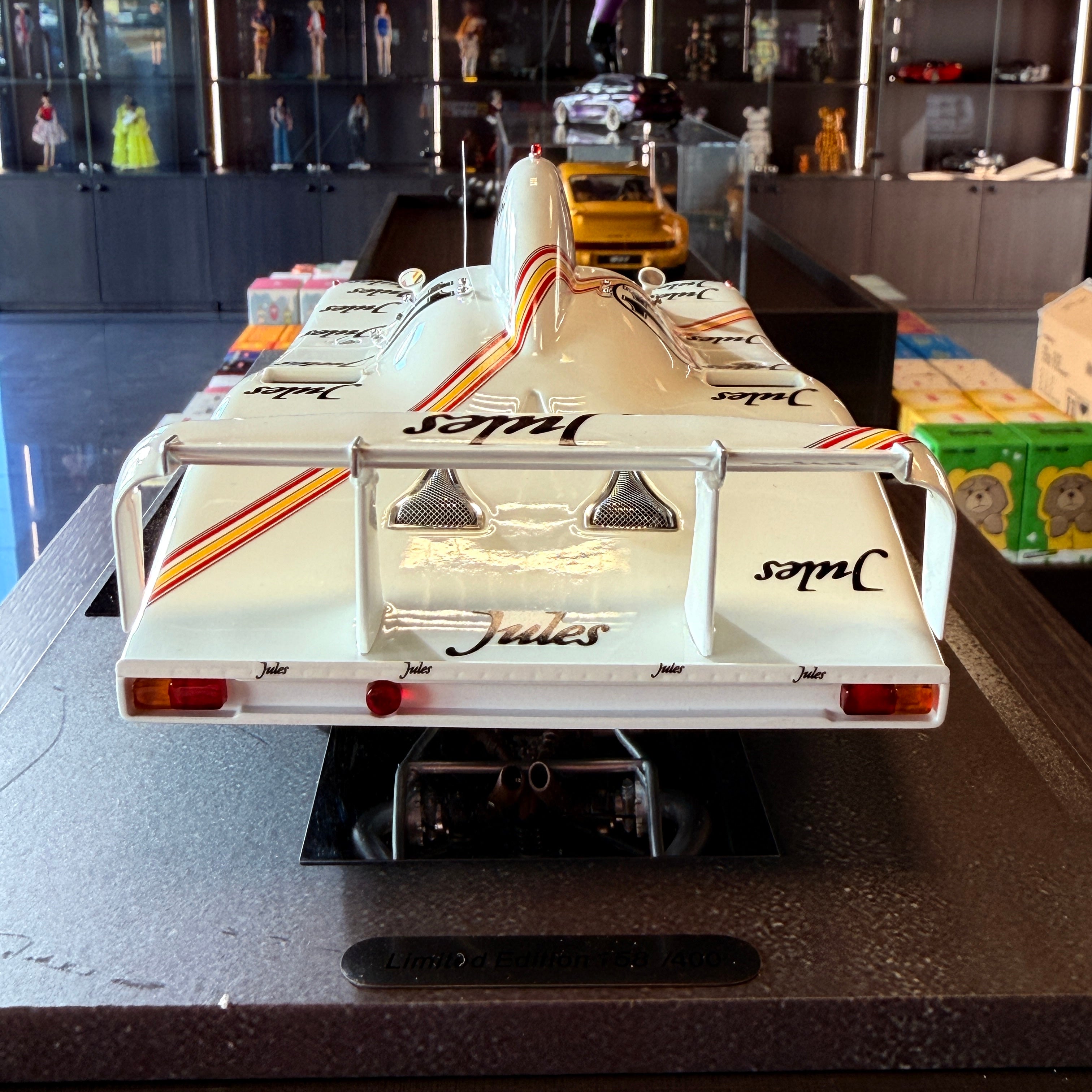 Porsche 936/81 Turbo #11, az 1981-es Le Mans-i 24 órás verseny győztese, 1:18 méretarányban, vitrinben, BBR – 400 darabra limitálva