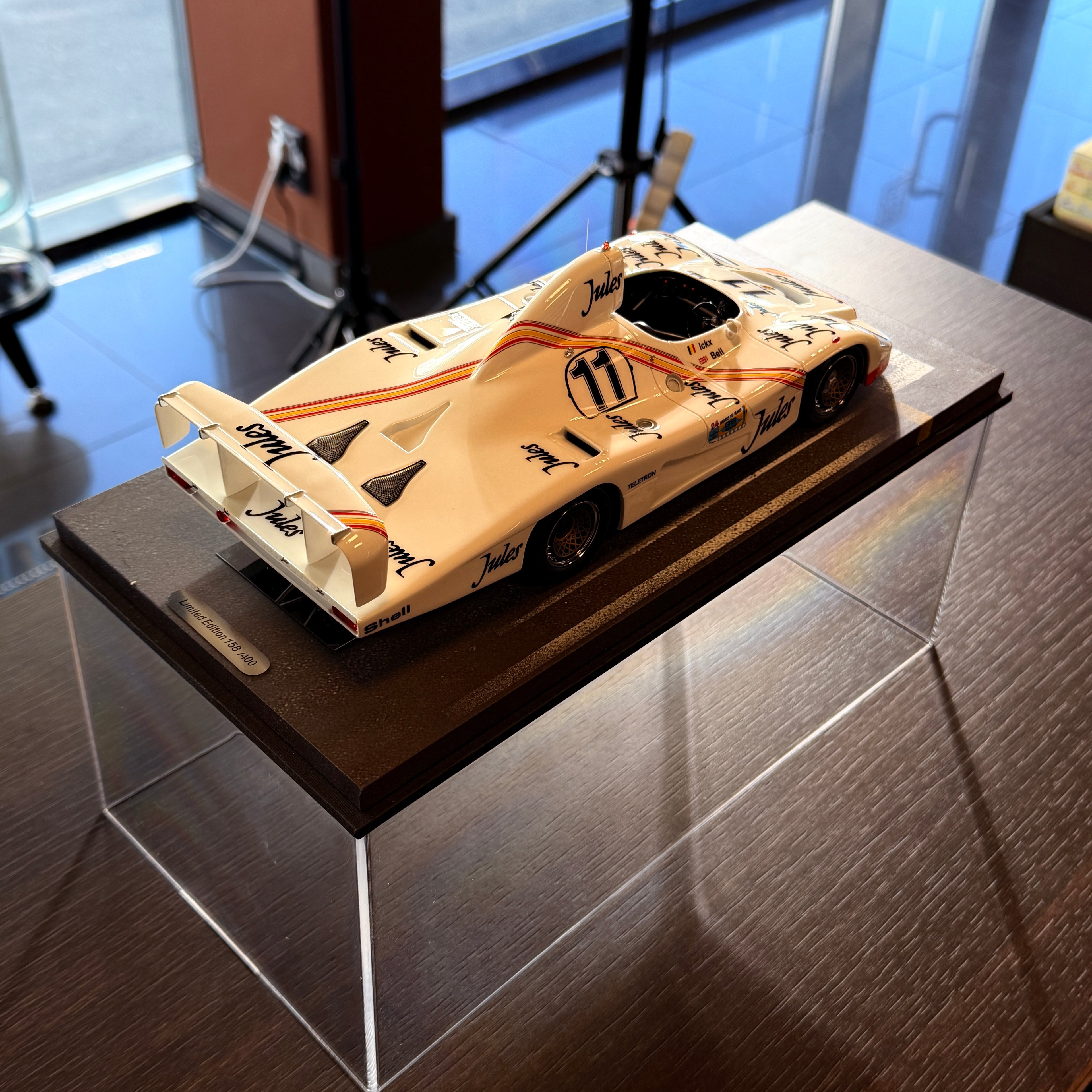 Porsche 936/81 Turbo #11 vinnare av Le Mans 24-timmars 1981 i skala 1:18 med vitrinskåp från BBR – begränsad upplaga på 400 exemplar