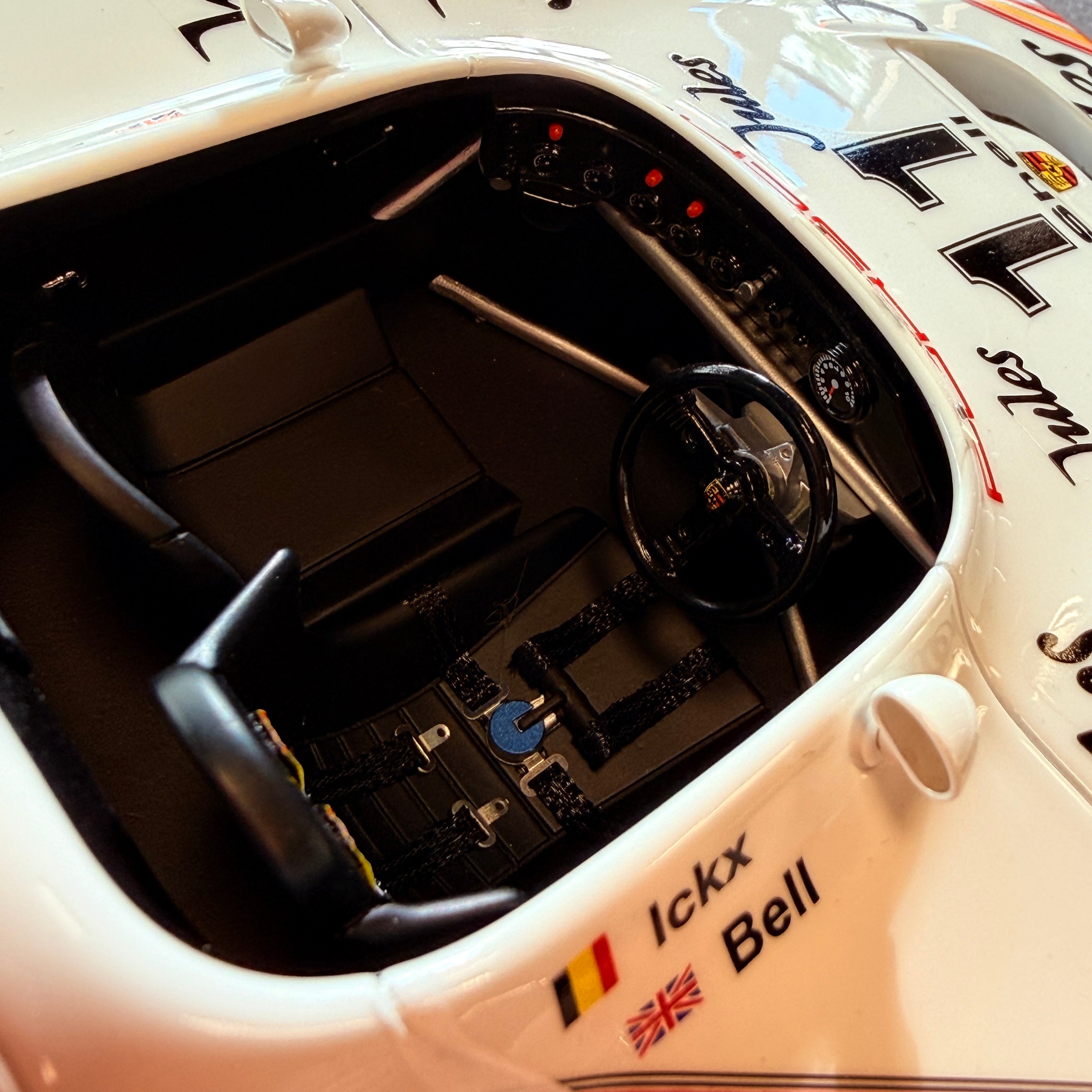 Porsche 936/81 Turbo #11, az 1981-es Le Mans-i 24 órás verseny győztese, 1:18 méretarányban, vitrinben, BBR – 400 darabra limitálva