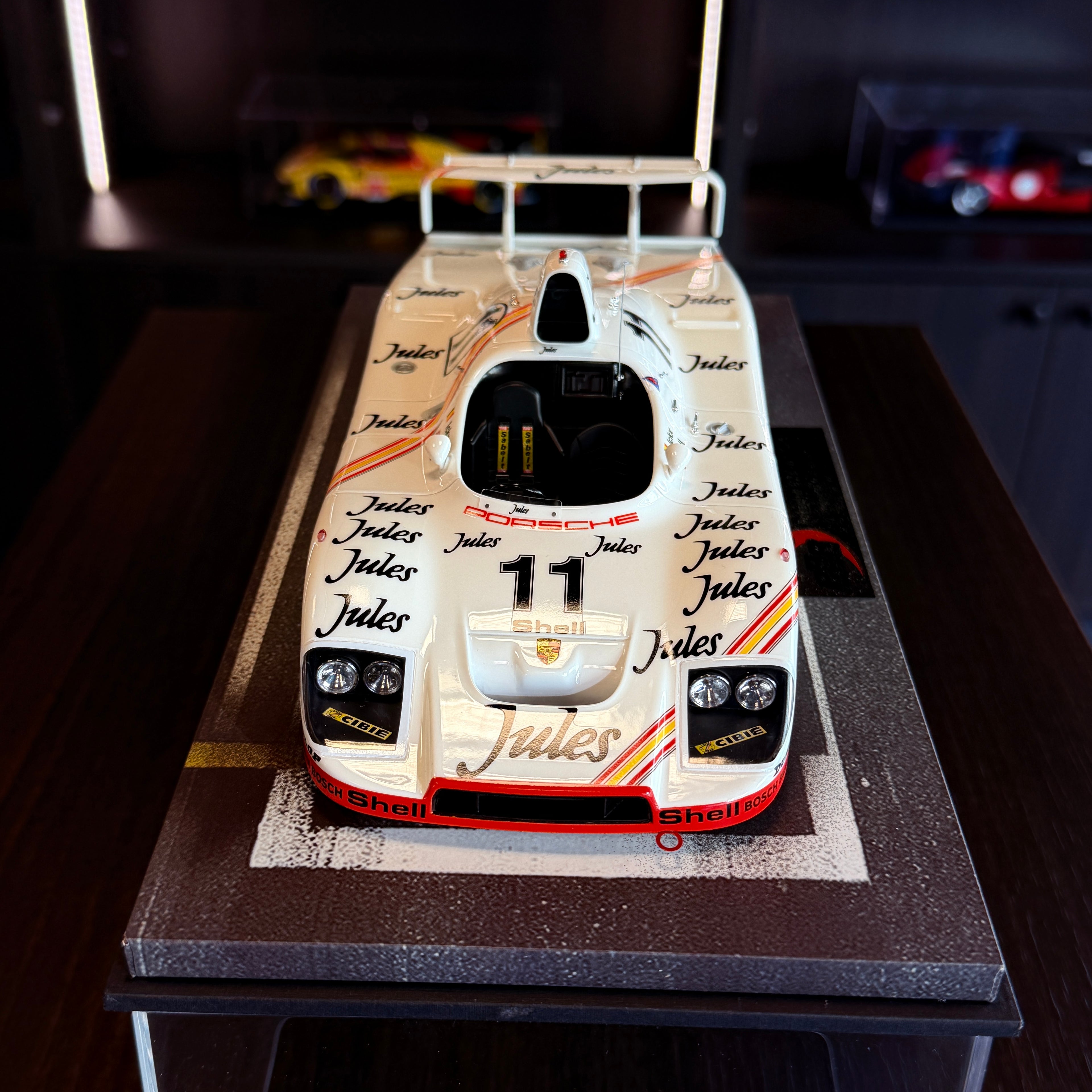 Porsche 936/81 Turbo #11 vinnare av Le Mans 24-timmars 1981 i skala 1:18 med vitrinskåp från BBR – begränsad upplaga på 400 exemplar