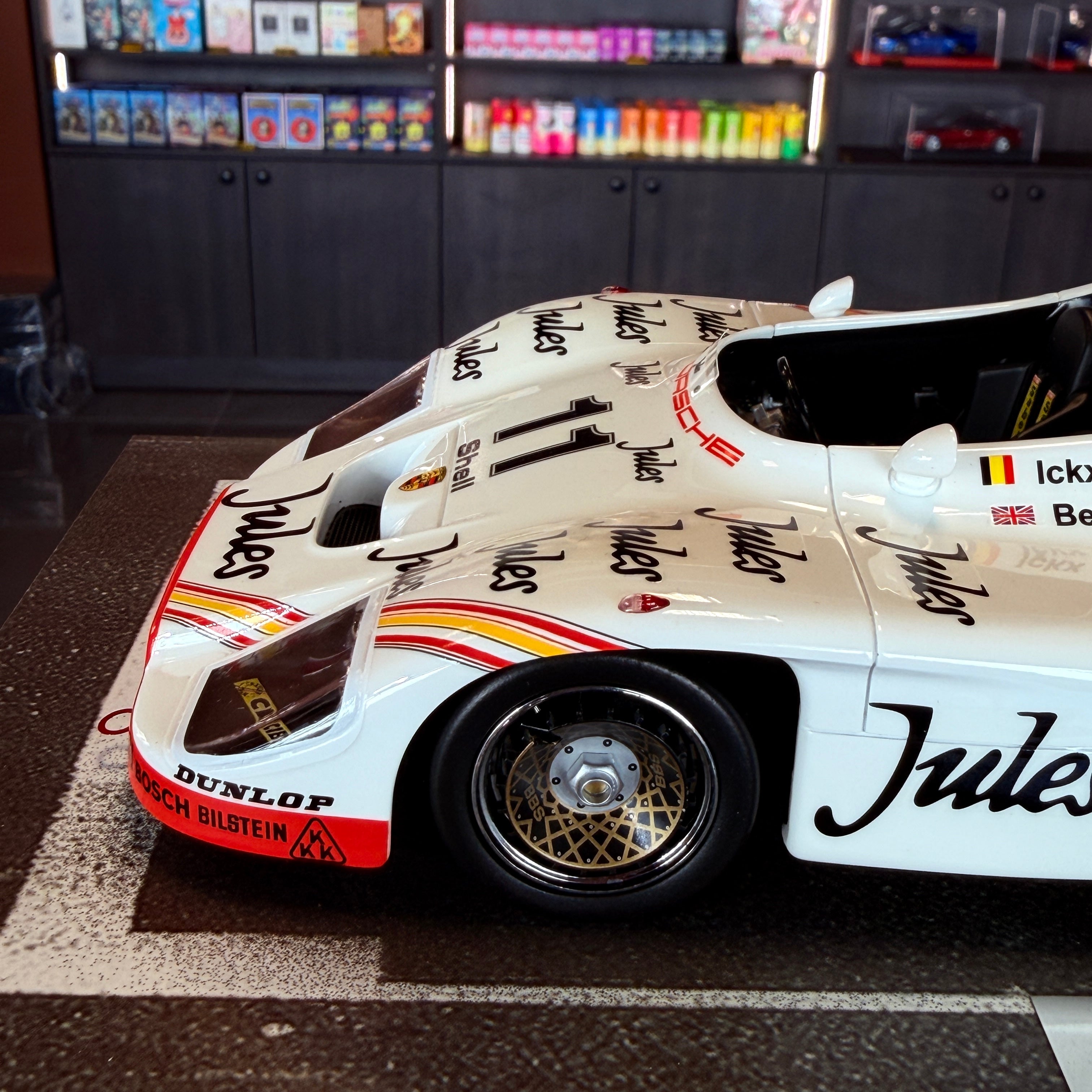 Porsche 936/81 Turbo #11, az 1981-es Le Mans-i 24 órás verseny győztese, 1:18 méretarányban, vitrinben, BBR – 400 darabra limitálva