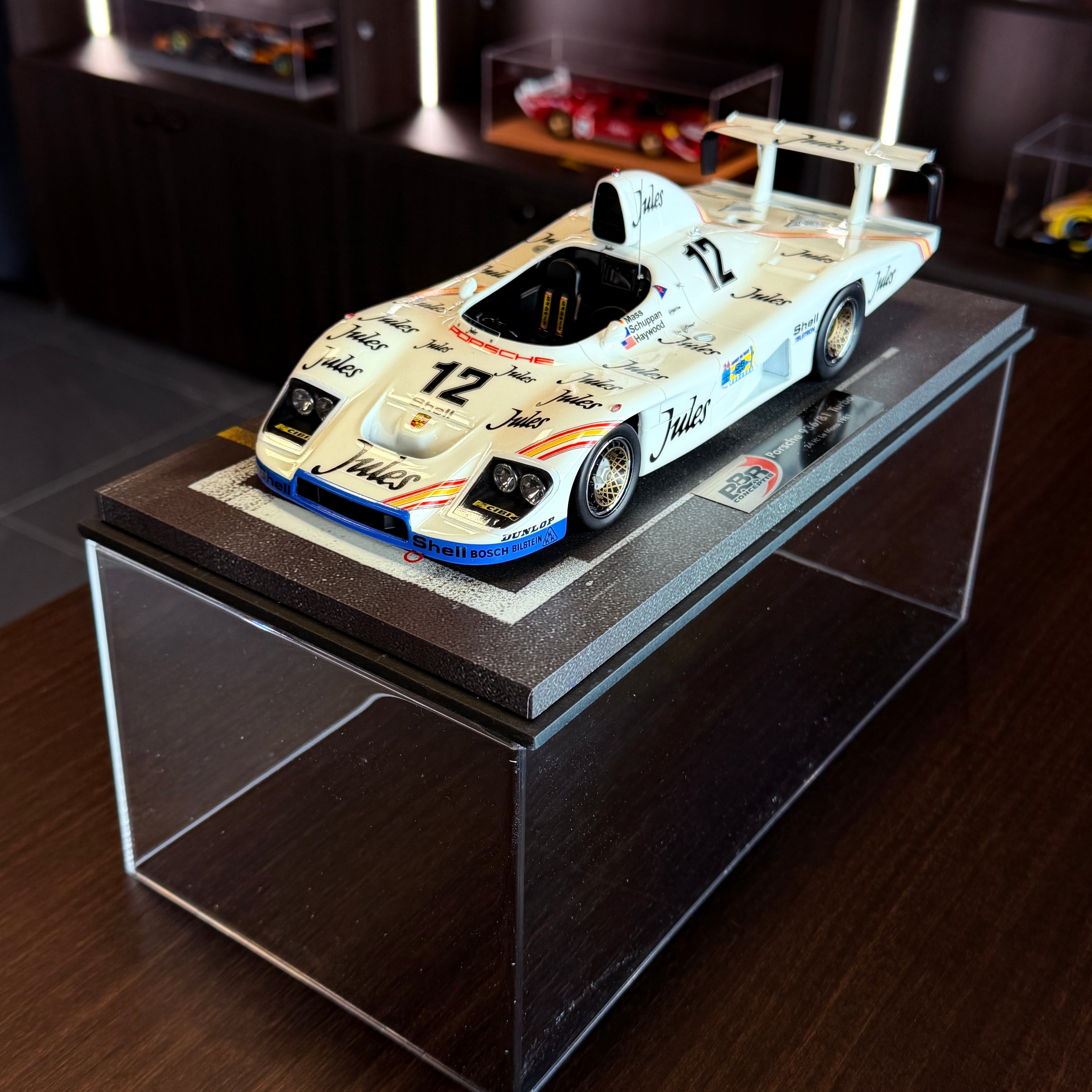 Porsche 936/81 Turbo #12 24 timmar Le Mans 1981 i skala 1:18 med vitrinskåp från BBR