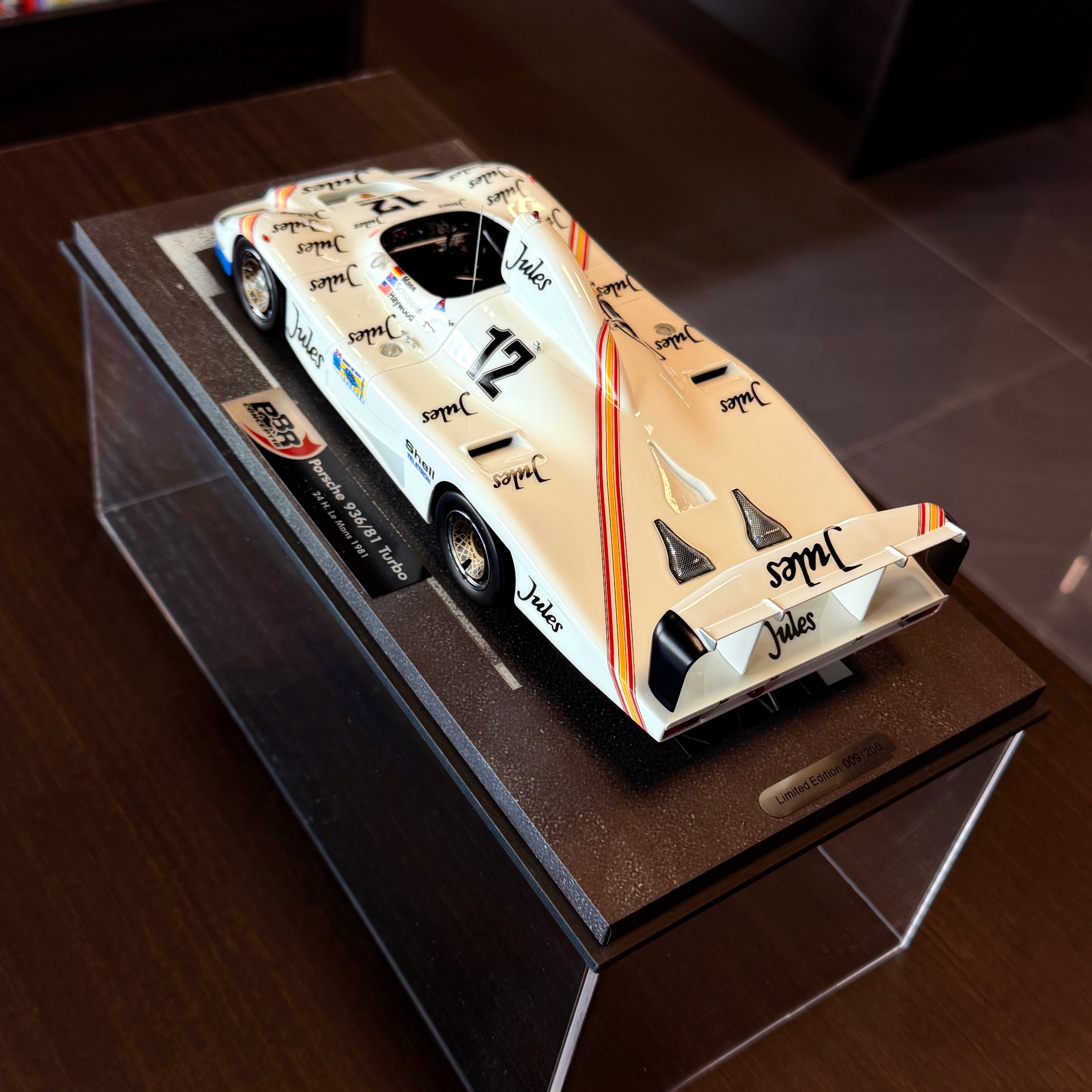 Porsche 936/81 Turbo #12 24 timmar Le Mans 1981 i skala 1:18 med vitrinskåp från BBR