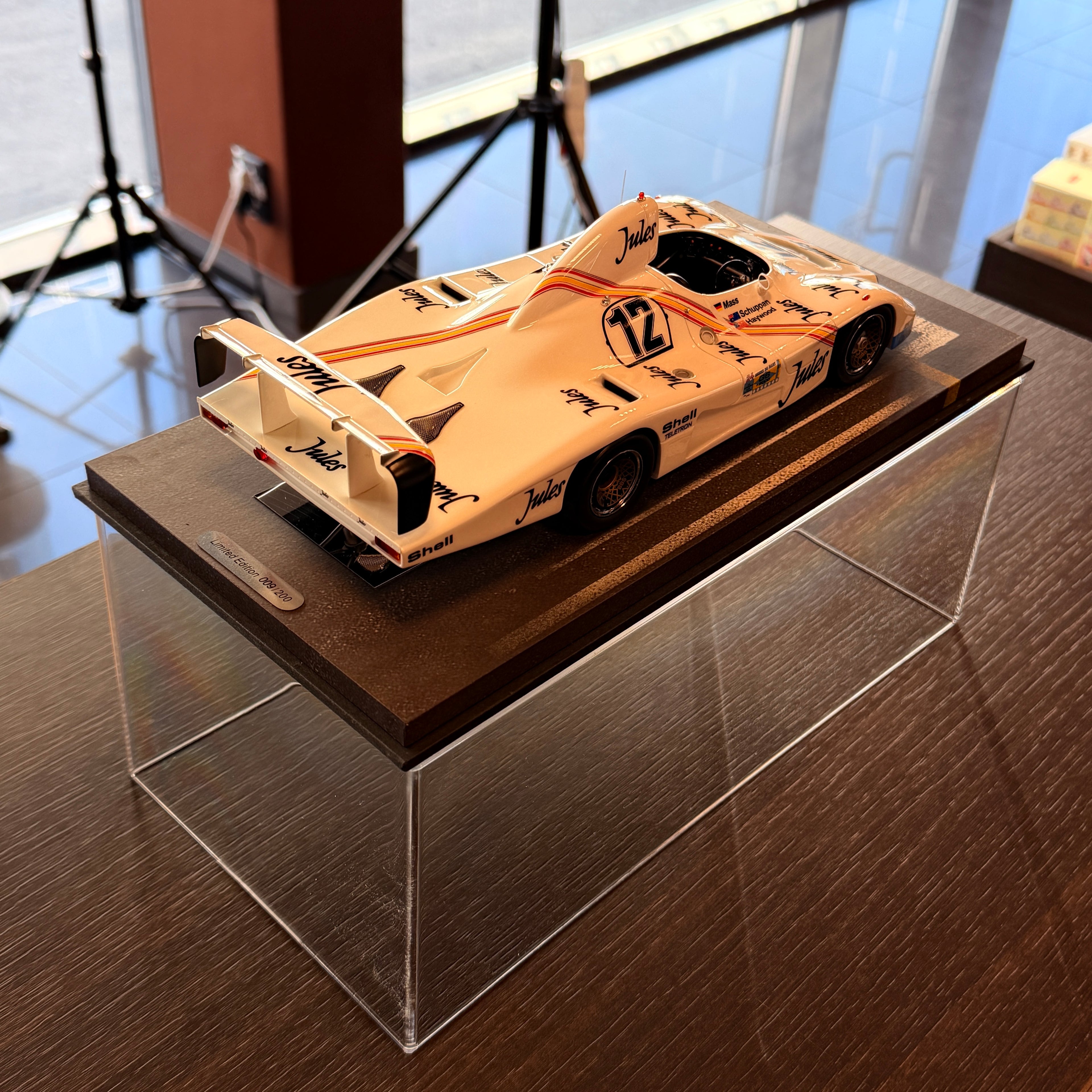 Porsche 936/81 Turbo #12 24 timmar Le Mans 1981 i skala 1:18 med vitrinskåp från BBR