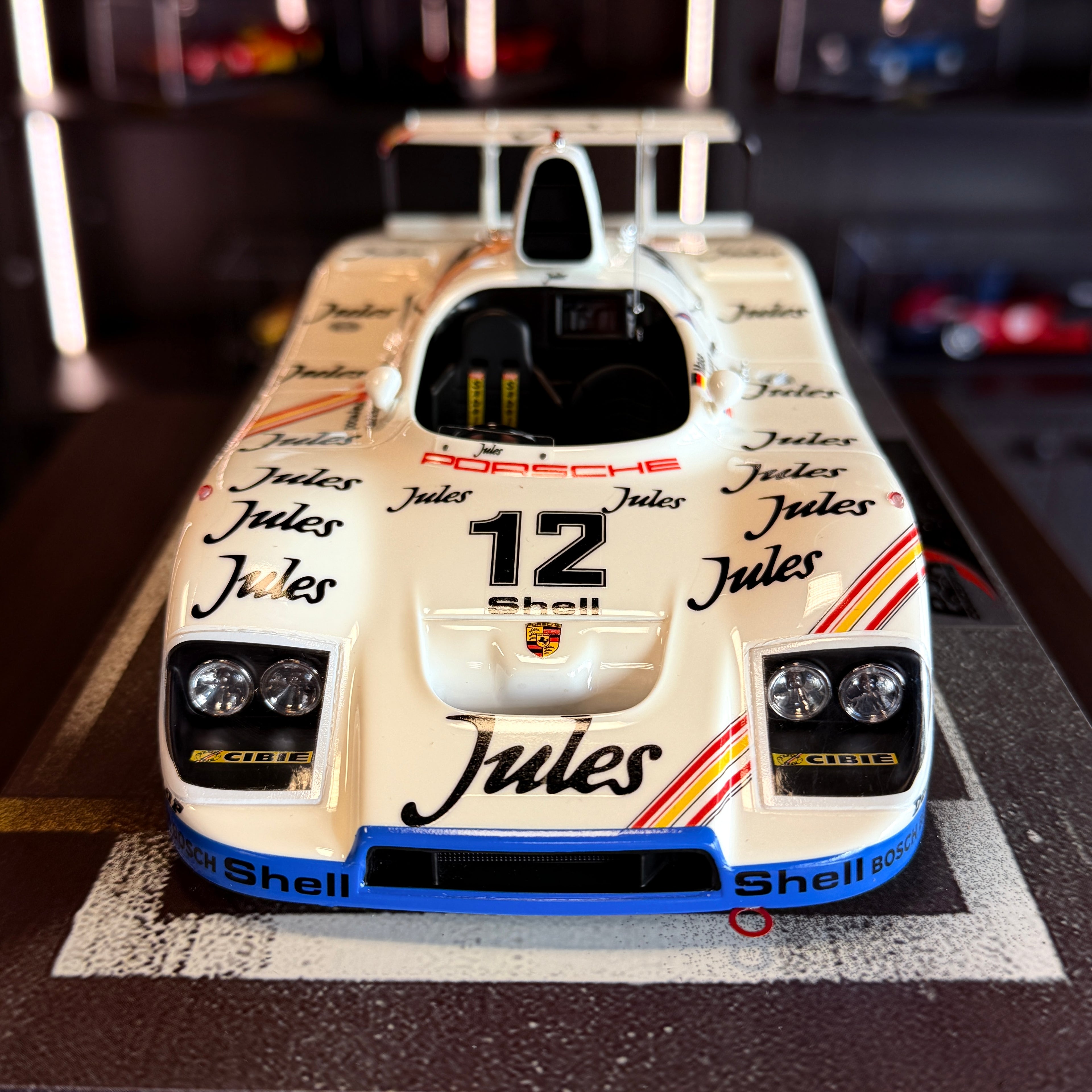 Porsche 936/81 Turbo #12 24 timmar Le Mans 1981 i skala 1:18 med vitrinskåp från BBR