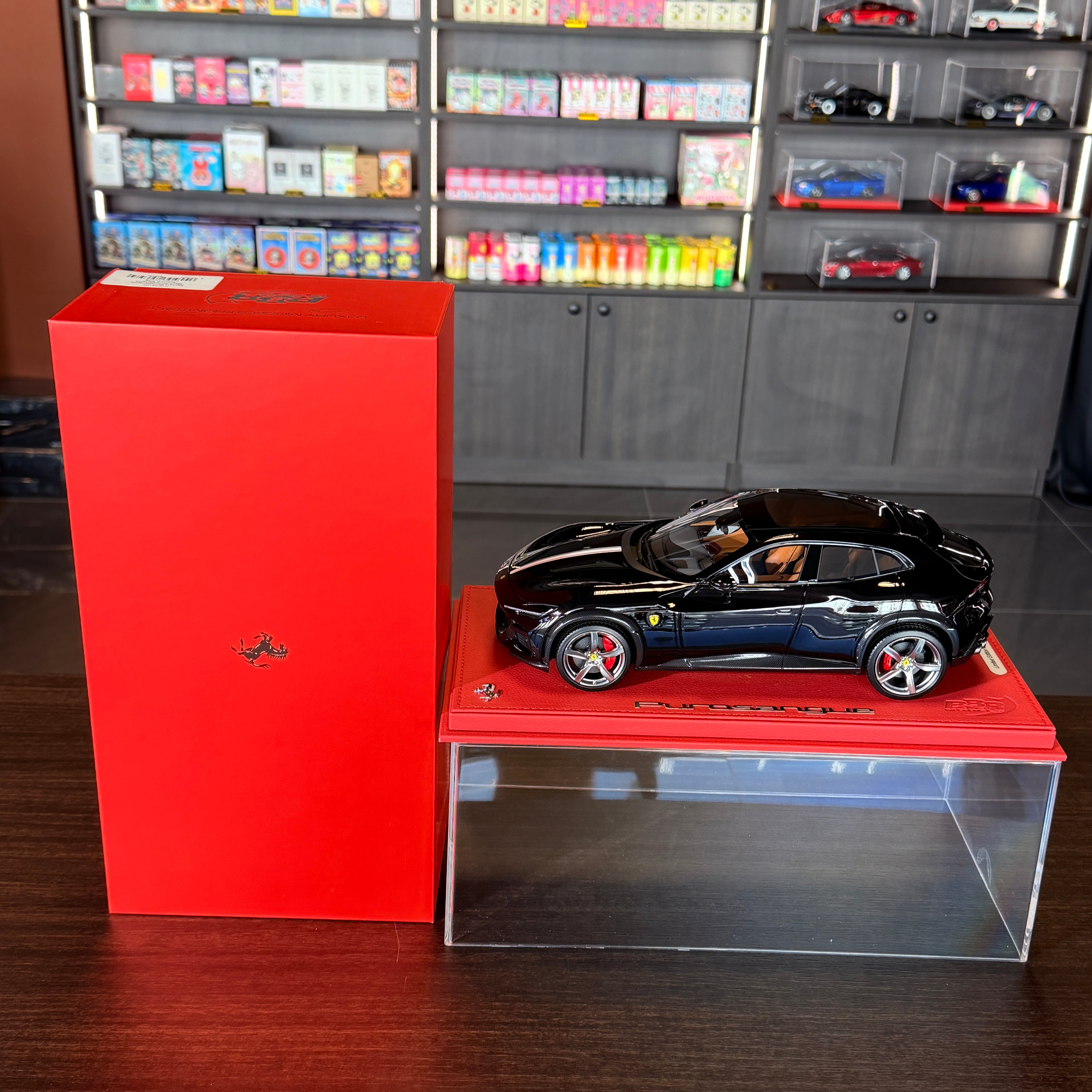 Ferrari Purosangue Nero Purosangue – Έκδοση με τη γαλλική τρίχρωμη σημαία – Κλίμακα 1:18 με βιτρίνα (Περιορισμένη έκδοση 12 τεμ.) από την BBR Models