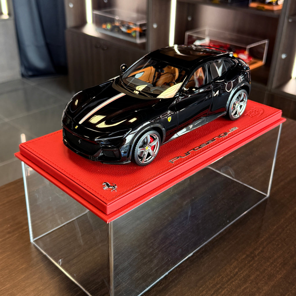 Ferrari Purosangue Nero Purosangue – Έκδοση με τη γαλλική τρίχρωμη σημαία – Κλίμακα 1:18 με βιτρίνα (Περιορισμένη έκδοση 12 τεμ.) από την BBR Models