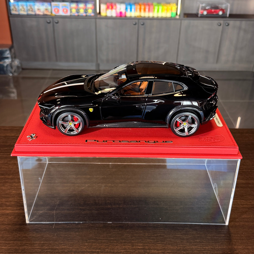 Ferrari Purosangue Nero Purosangue – Έκδοση με τη γαλλική τρίχρωμη σημαία – Κλίμακα 1:18 με βιτρίνα (Περιορισμένη έκδοση 12 τεμ.) από την BBR Models