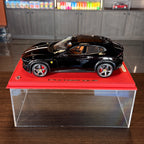 Ferrari Purosangue Nero Purosangue – Έκδοση με τη γαλλική τρίχρωμη σημαία – Κλίμακα 1:18 με βιτρίνα (Περιορισμένη έκδοση 12 τεμ.) από την BBR Models