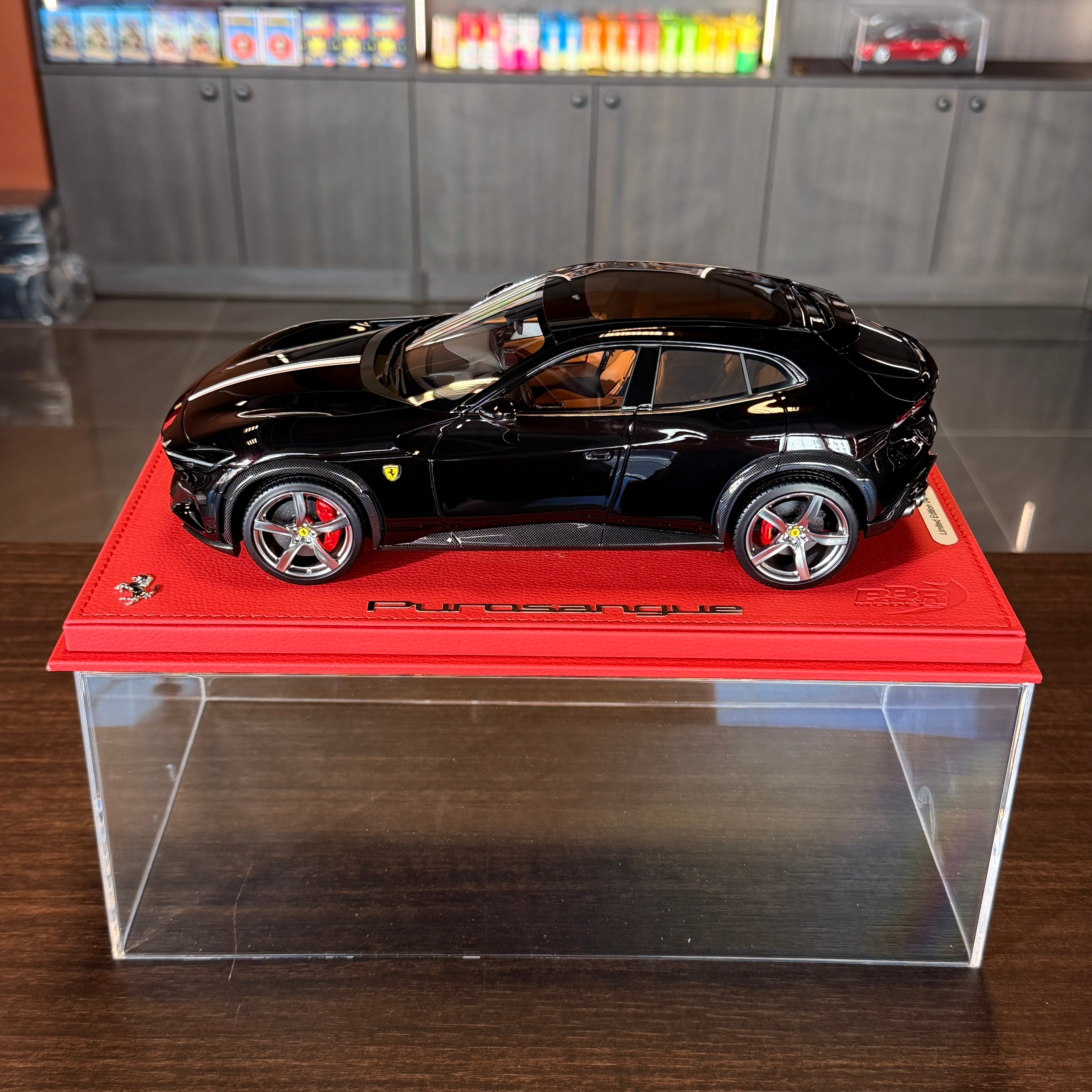 Ferrari Purosangue Nero Purosangue – Edizione Tricolore Francese – Scala 1:18 con teca espositiva (Edizione limitata di 12 pezzi) di BBR Models