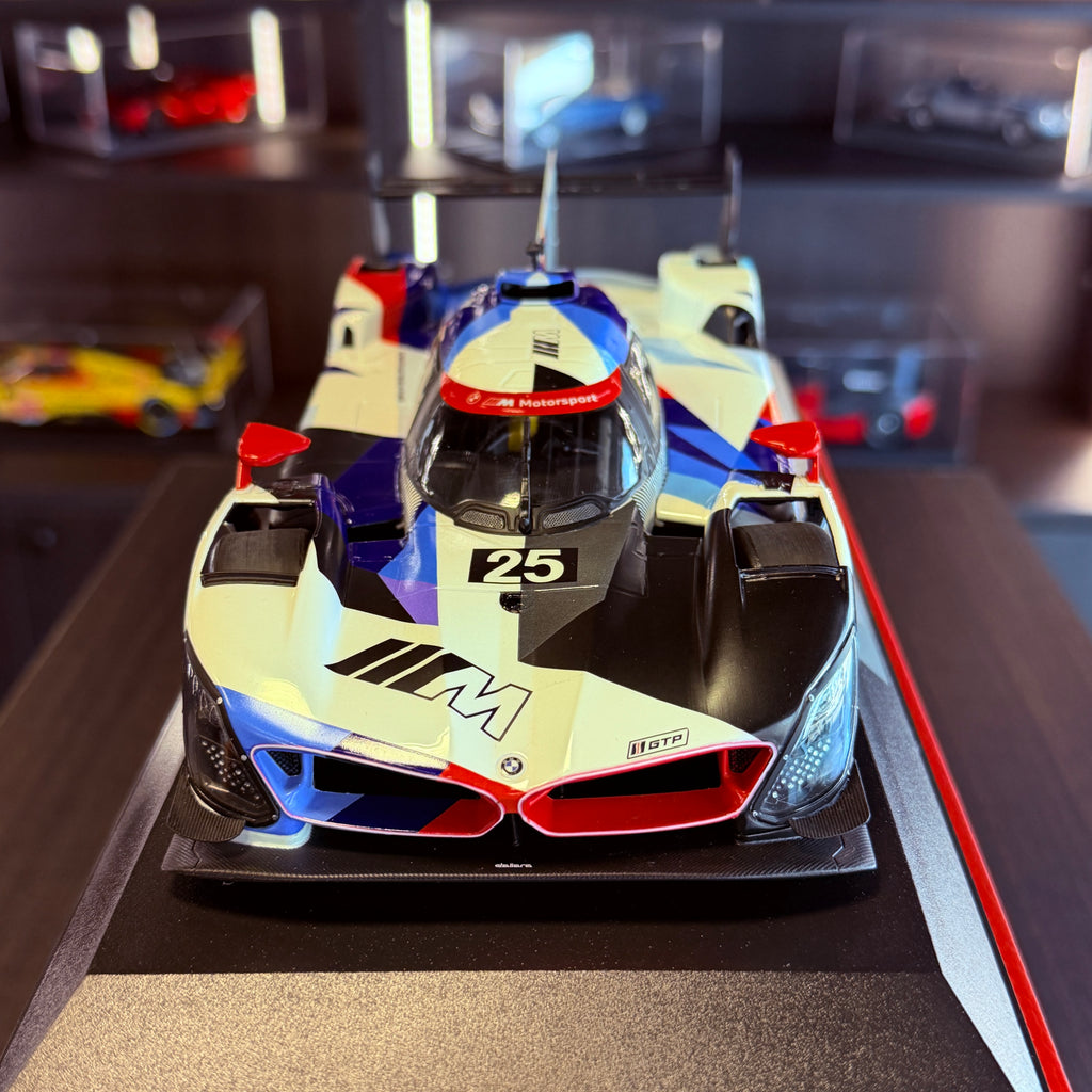 Prezentace vozu BMW M Hybrid V8 2023 v měřítku 1:18 od společnosti Minichamps