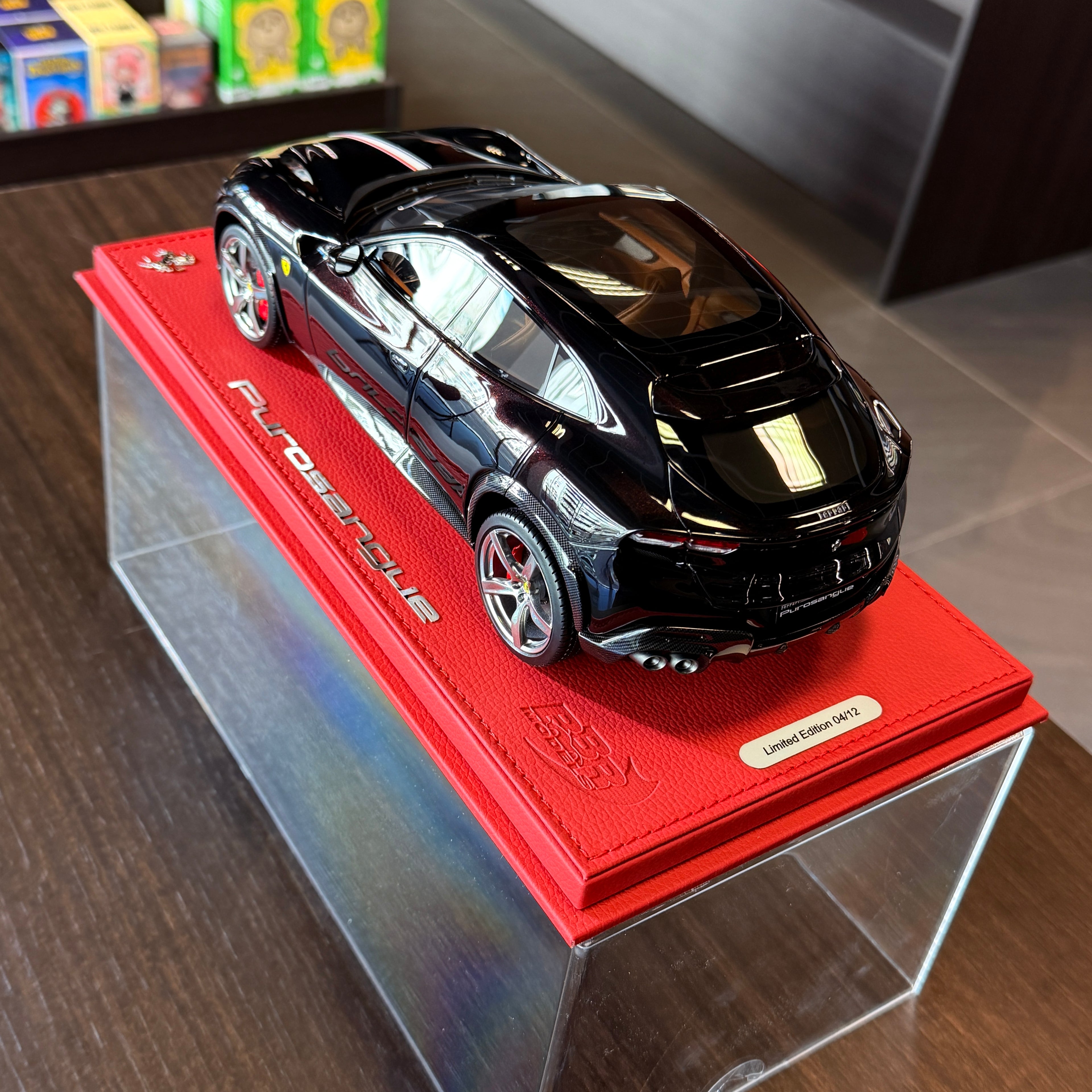 Ferrari Purosangue Nero Purosangue – Edizione Tricolore Francese – Scala 1:18 con teca espositiva (Edizione limitata di 12 pezzi) di BBR Models