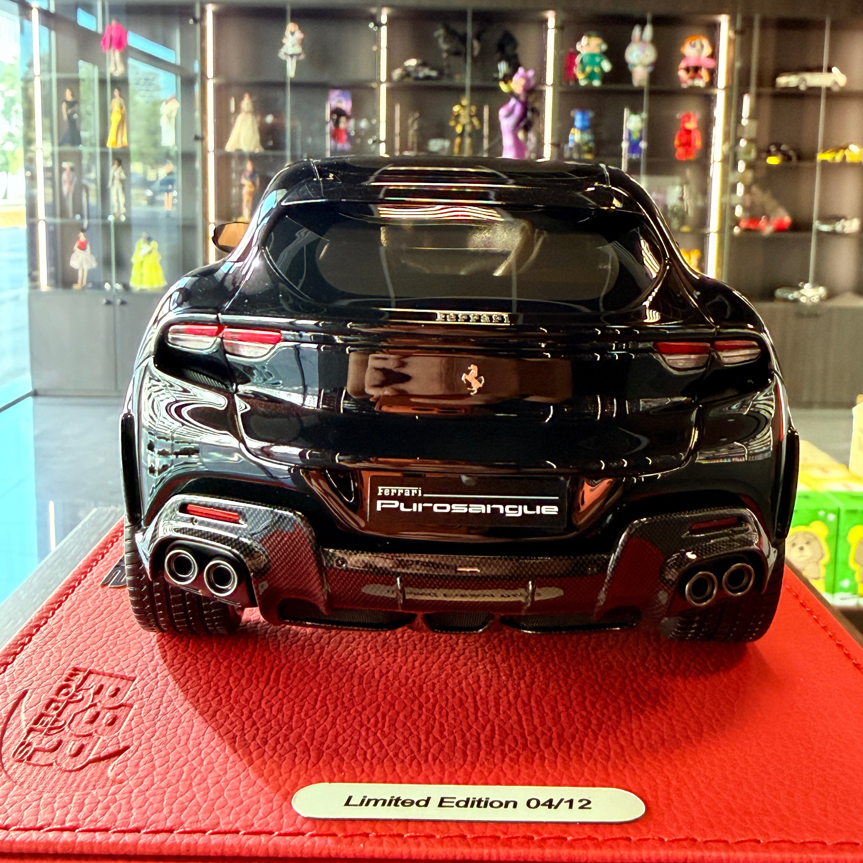 Ferrari Purosangue Nero Purosangue – Έκδοση με τη γαλλική τρίχρωμη σημαία – Κλίμακα 1:18 με βιτρίνα (Περιορισμένη έκδοση 12 τεμ.) από την BBR Models