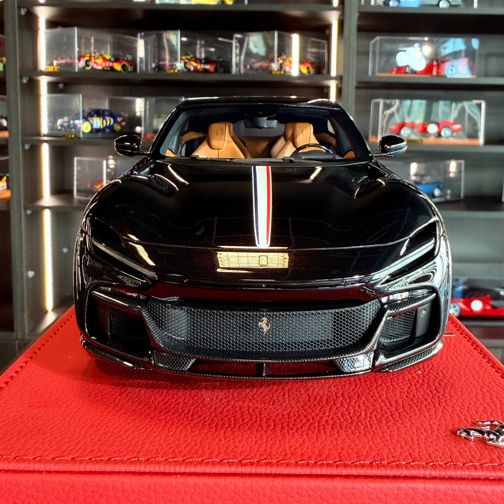 Ferrari Purosangue Nero Purosangue – Έκδοση με τη γαλλική τρίχρωμη σημαία – Κλίμακα 1:18 με βιτρίνα (Περιορισμένη έκδοση 12 τεμ.) από την BBR Models