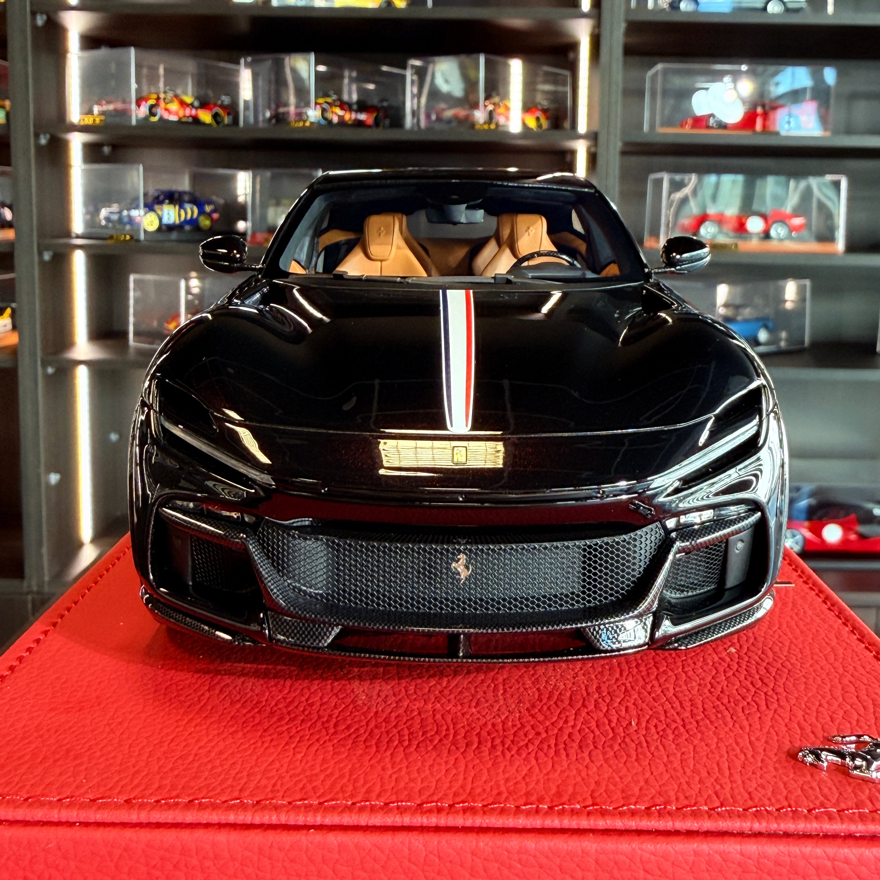 Ferrari Purosangue Nero Purosangue – Edizione Tricolore Francese – Scala 1:18 con teca espositiva (Edizione limitata di 12 pezzi) di BBR Models