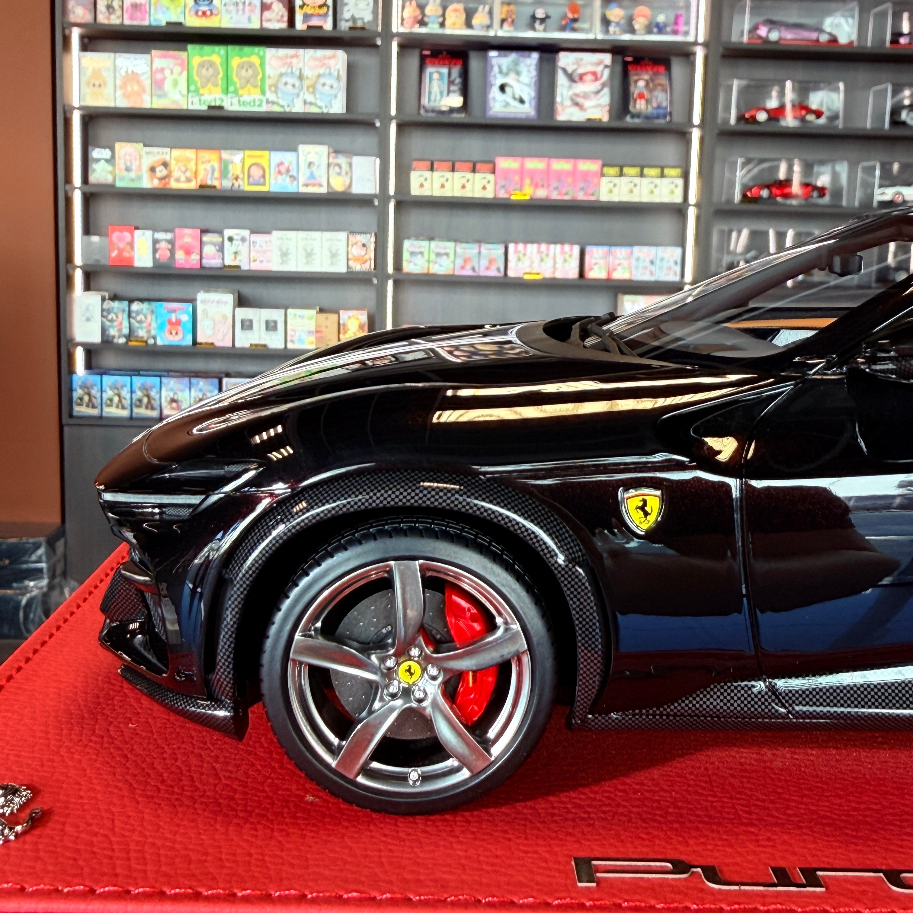 Ferrari Purosangue Nero Purosangue – Έκδοση με τη γαλλική τρίχρωμη σημαία – Κλίμακα 1:18 με βιτρίνα (Περιορισμένη έκδοση 12 τεμ.) από την BBR Models