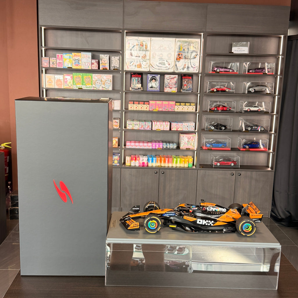 Tím McLaren Formula 1 MCL38 č. 81, víťaz Veľkej ceny Maďarska 2024, Oscar Piastri, mierka 1:12 od Spark