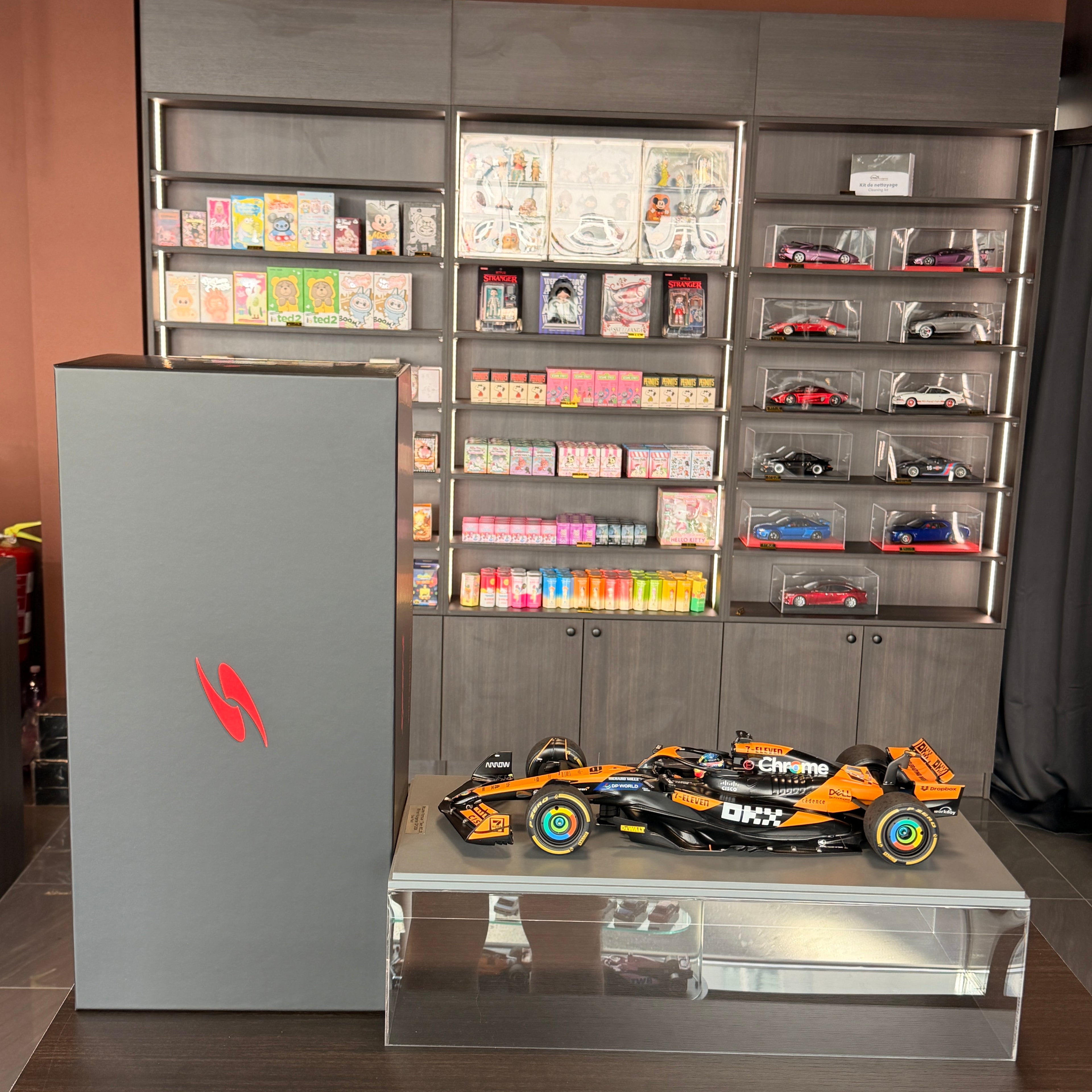 Tím McLaren Formula 1 MCL38 č. 81, víťaz Veľkej ceny Maďarska 2024, Oscar Piastri, mierka 1:12 od Spark
