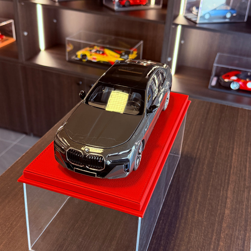 BMW i7 M70 Grey Metallic 1:18 Scale by Minichamps