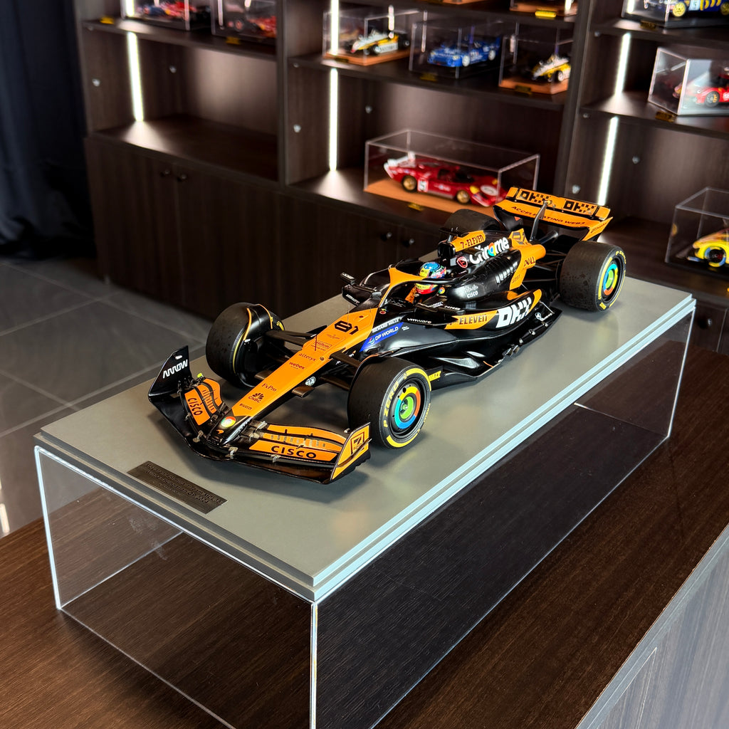 Tím McLaren Formula 1 MCL38 č. 81, víťaz Veľkej ceny Maďarska 2024, Oscar Piastri, mierka 1:12 od Spark