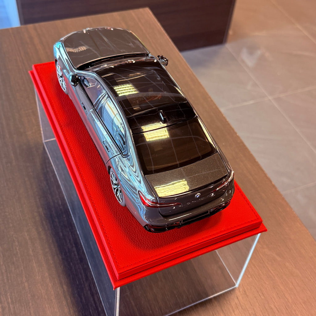 BMW i7 M70 Grey Metallic 1:18 Scale by Minichamps