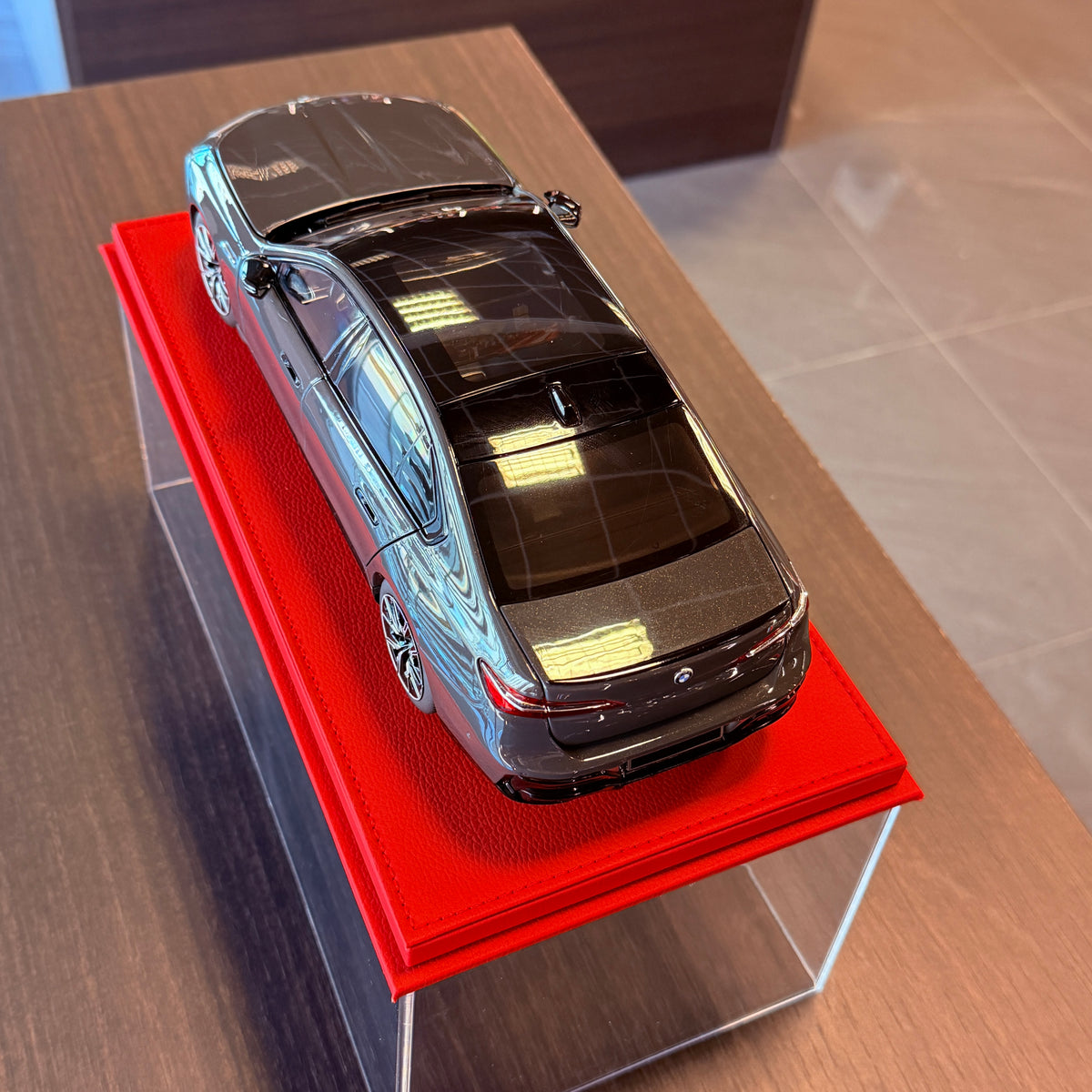 BMW i7 M70 Grey Metallic 1:18 Scale by Minichamps