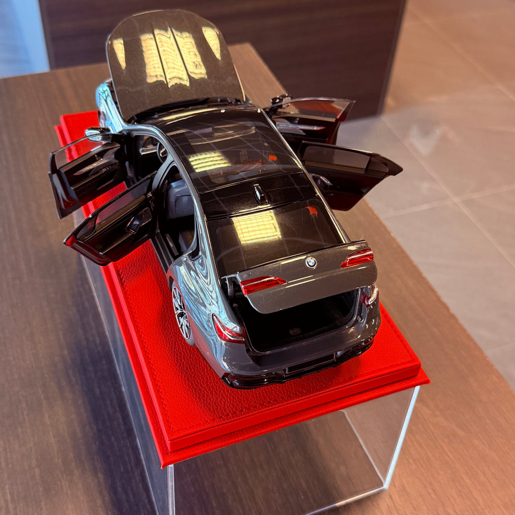 BMW i7 M70 Grey Metallic 1:18 Scale by Minichamps