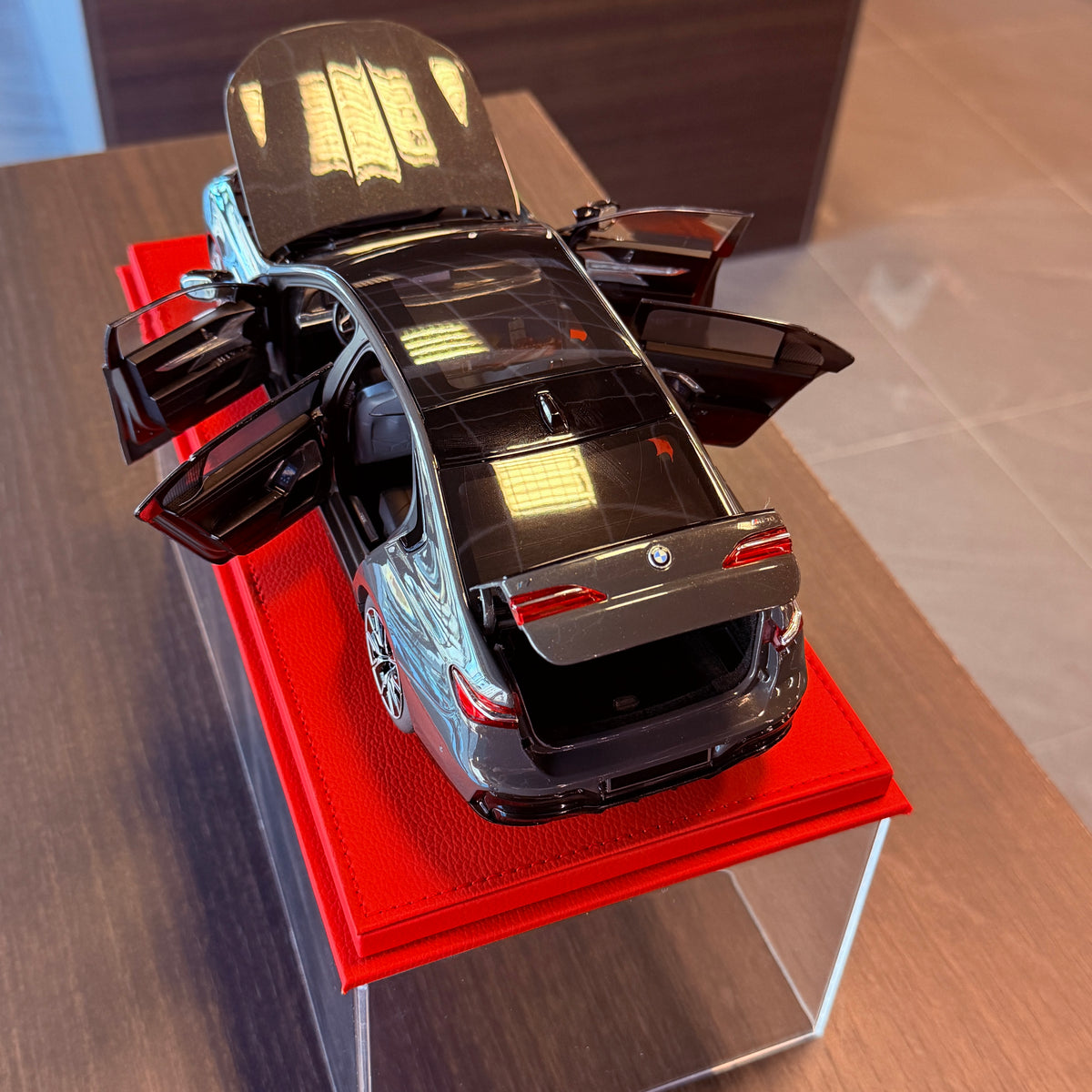 BMW i7 M70 Grey Metallic 1:18 Scale by Minichamps