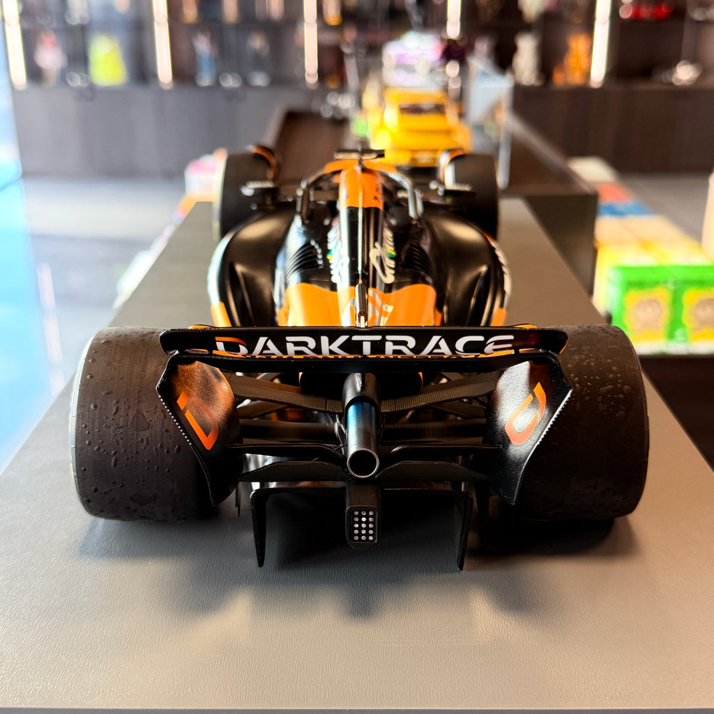 Tím McLaren Formula 1 MCL38 č. 81, víťaz Veľkej ceny Maďarska 2024, Oscar Piastri, mierka 1:12 od Spark