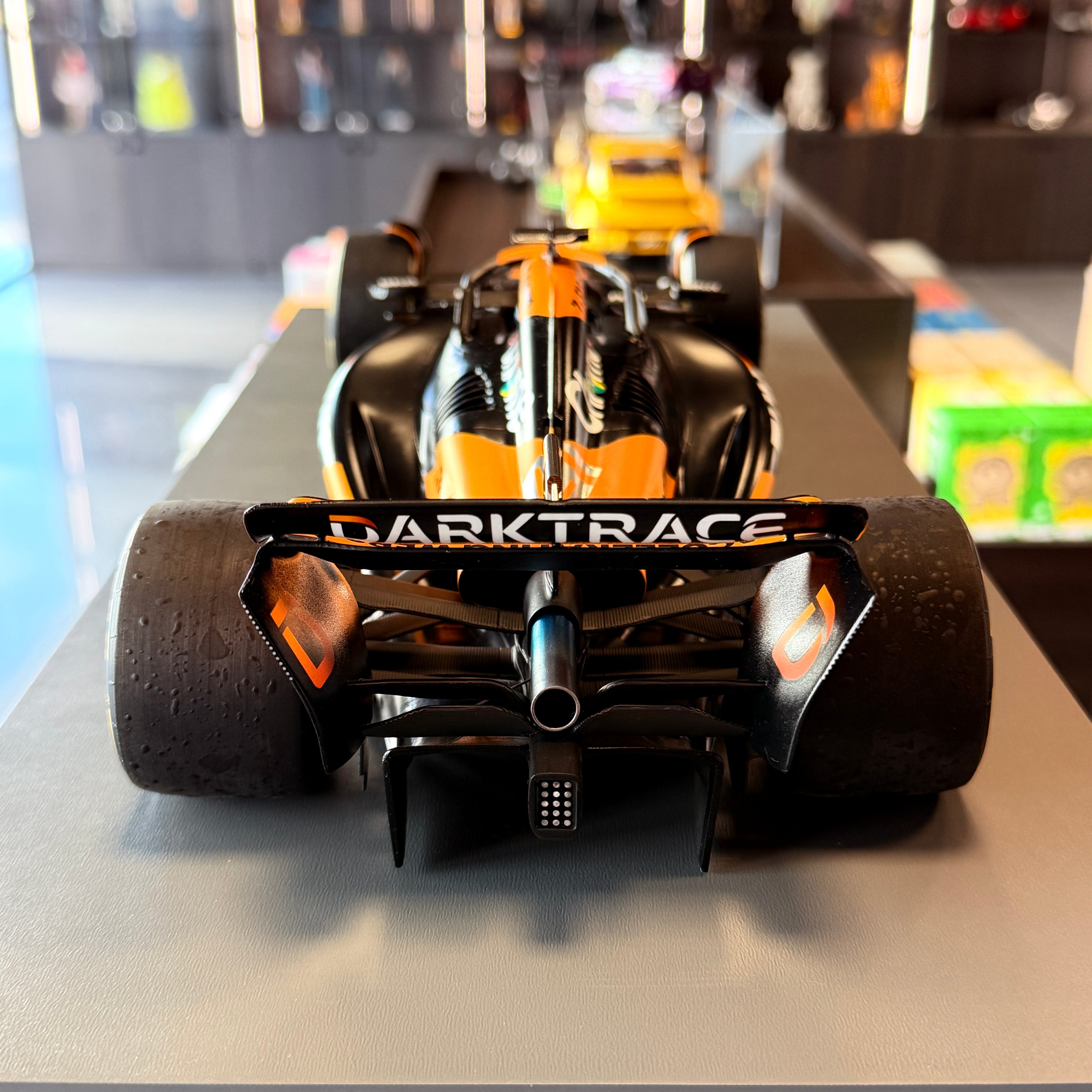 Tím McLaren Formula 1 MCL38 č. 81, víťaz Veľkej ceny Maďarska 2024, Oscar Piastri, mierka 1:12 od Spark