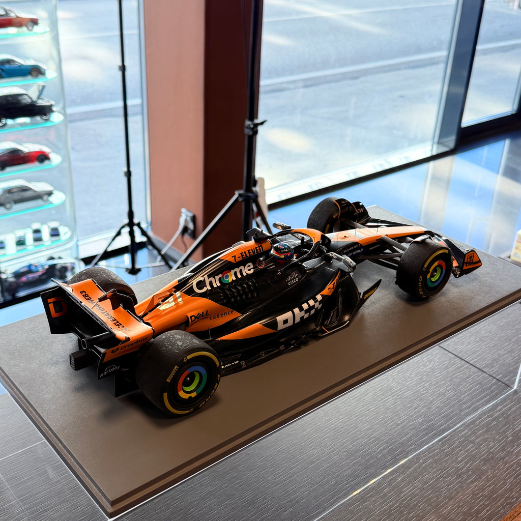 Tím McLaren Formula 1 MCL38 č. 81, víťaz Veľkej ceny Maďarska 2024, Oscar Piastri, mierka 1:12 od Spark