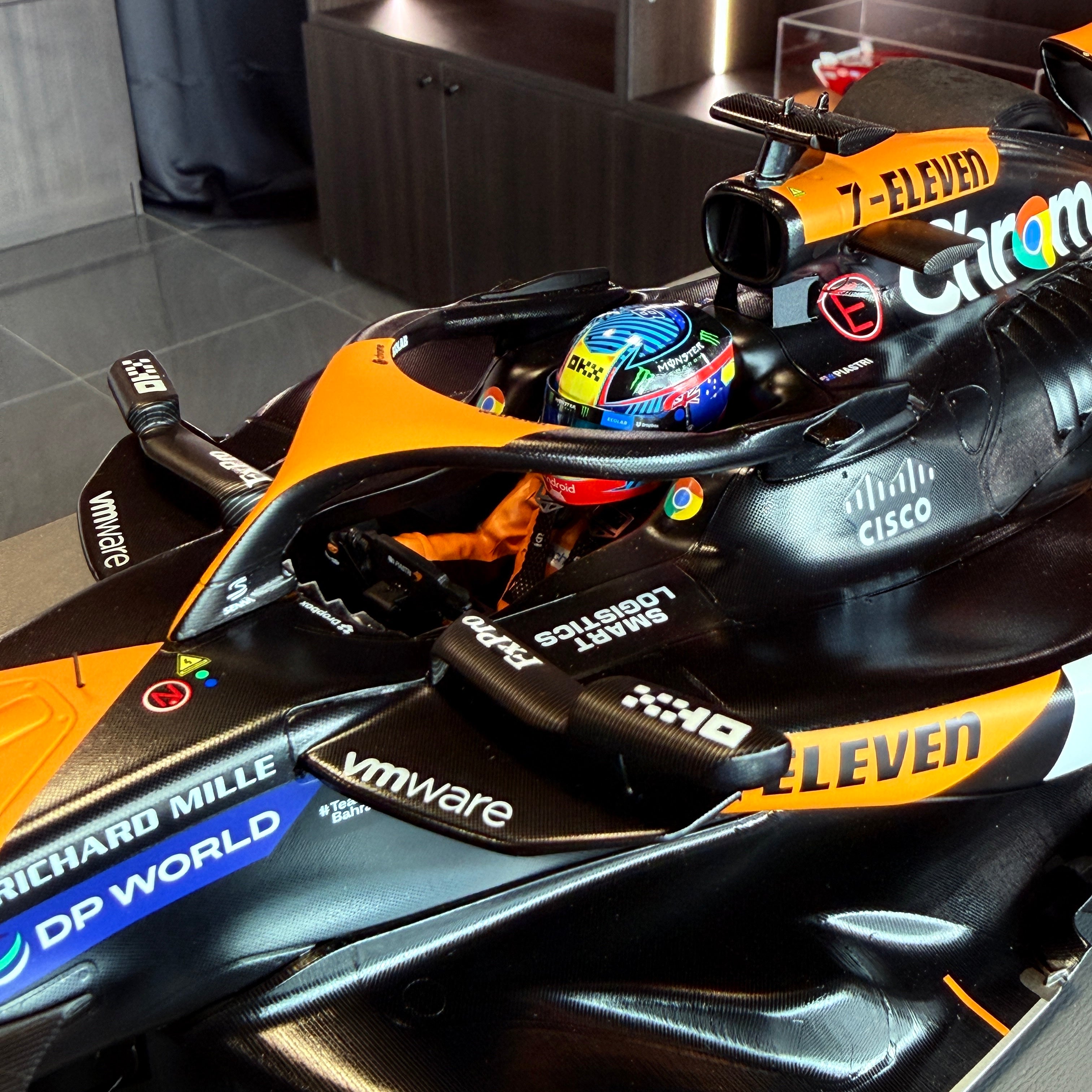 Tím McLaren Formula 1 MCL38 č. 81, víťaz Veľkej ceny Maďarska 2024, Oscar Piastri, mierka 1:12 od Spark