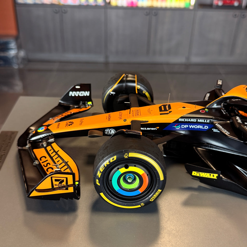 Tím McLaren Formula 1 MCL38 č. 81, víťaz Veľkej ceny Maďarska 2024, Oscar Piastri, mierka 1:12 od Spark