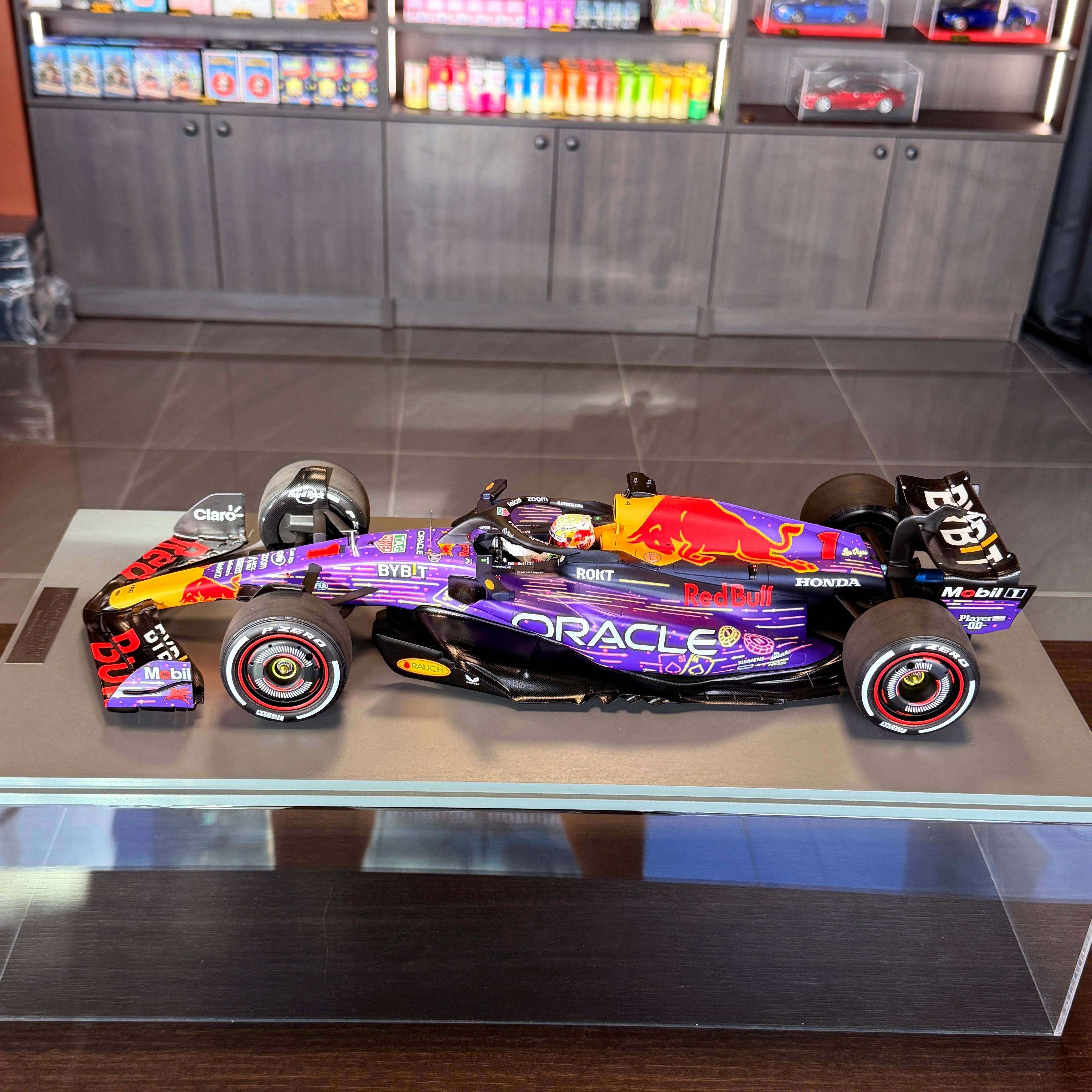 Oracle Red Bull Racing RB19, Max Verstappen, a 2023-as Las Vegas-i Nagydíj győztese, 1:12 méretarányban – Spark