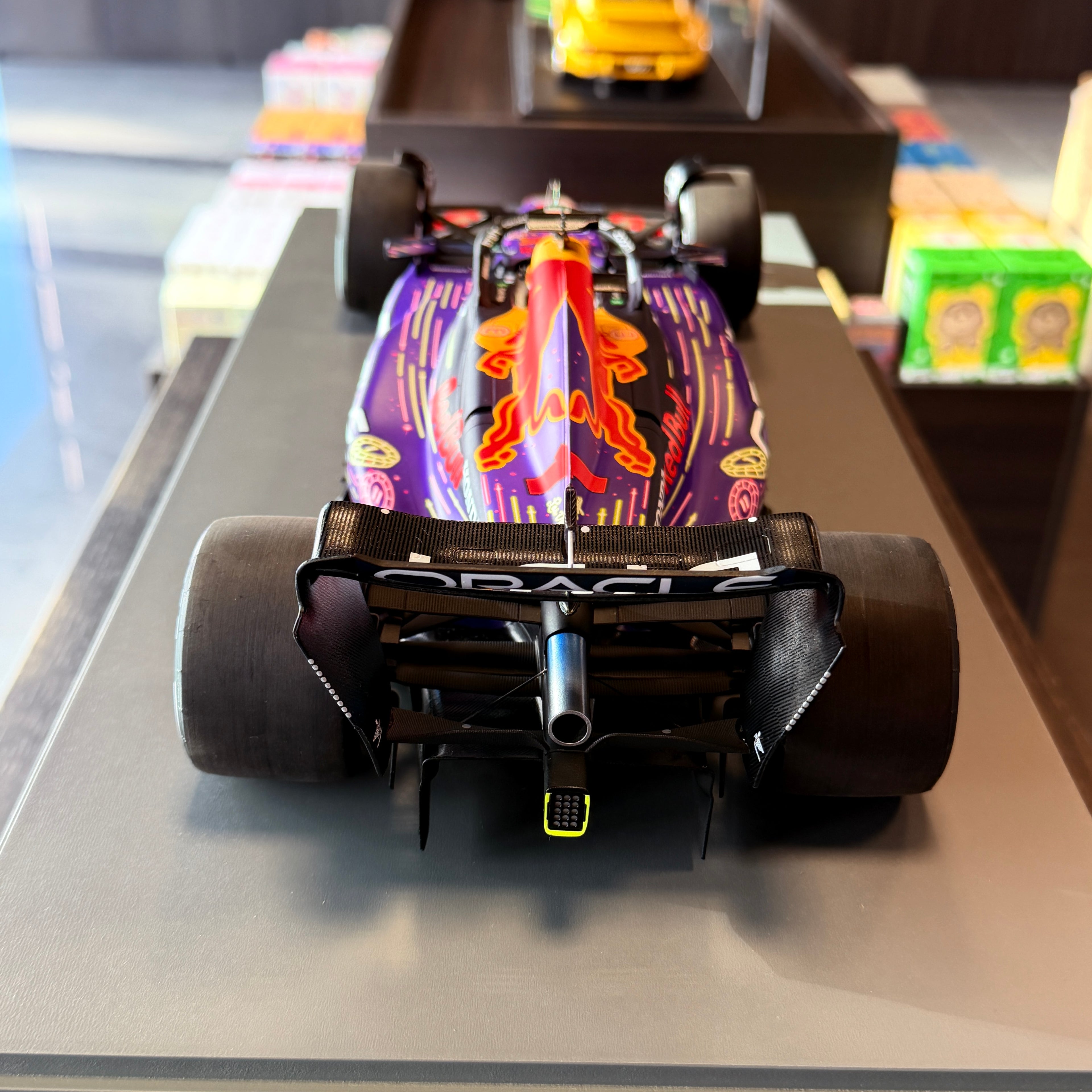 Oracle Red Bull Racing RB19, Max Verstappen, a 2023-as Las Vegas-i Nagydíj győztese, 1:12 méretarányban – Spark