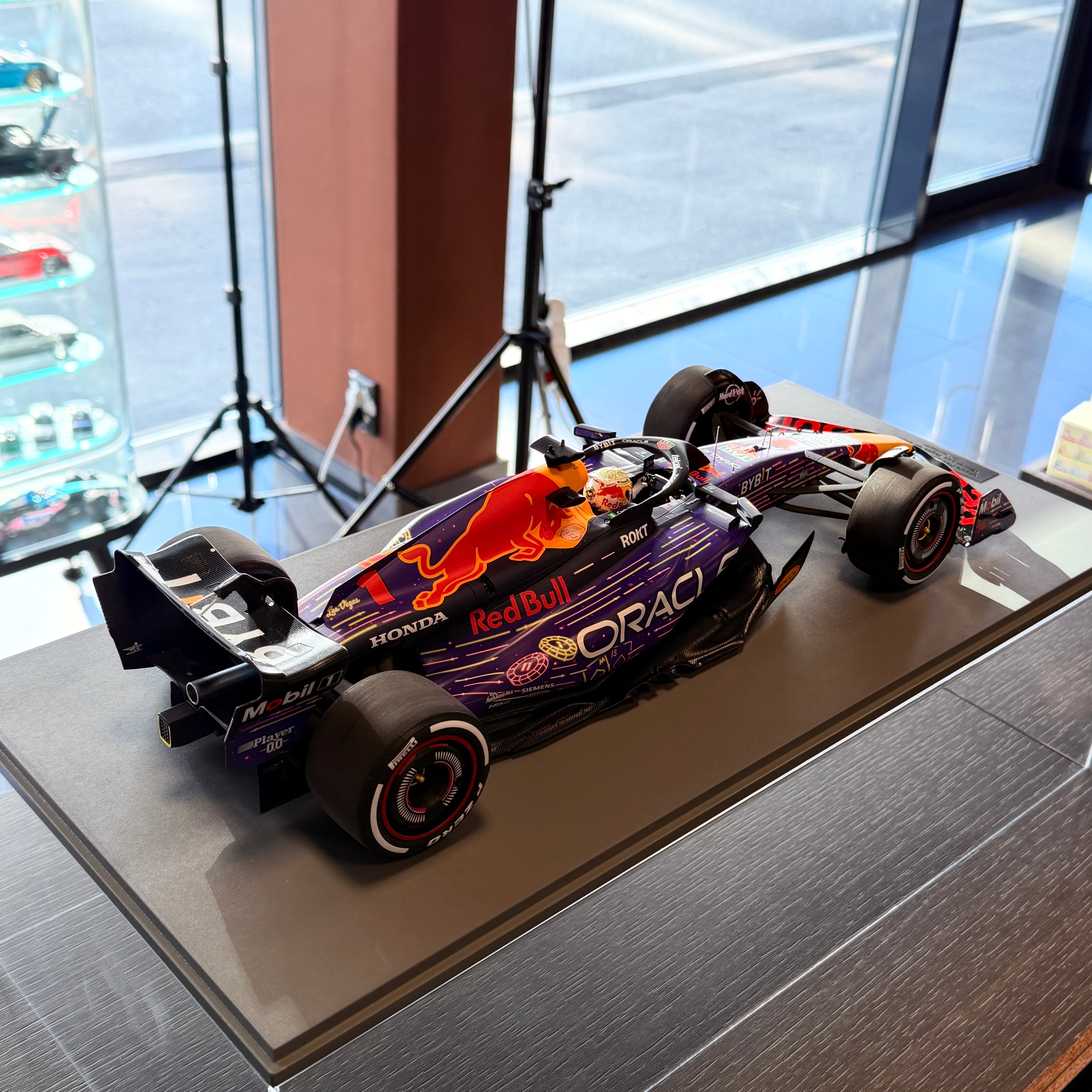 Oracle Red Bull Racing RB19, Max Verstappen, a 2023-as Las Vegas-i Nagydíj győztese, 1:12 méretarányban – Spark