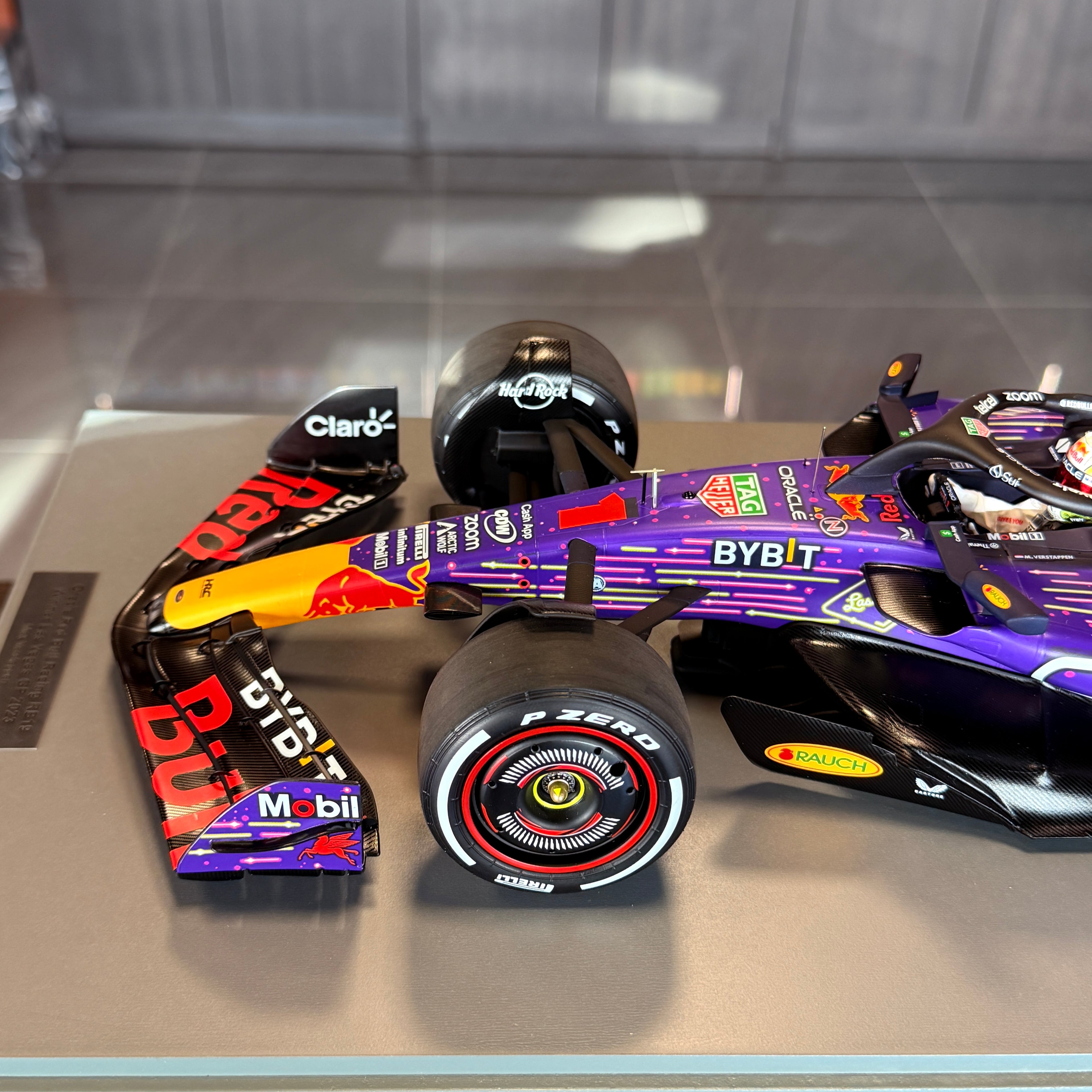 Oracle Red Bull Racing RB19, Max Verstappen, a 2023-as Las Vegas-i Nagydíj győztese, 1:12 méretarányban – Spark