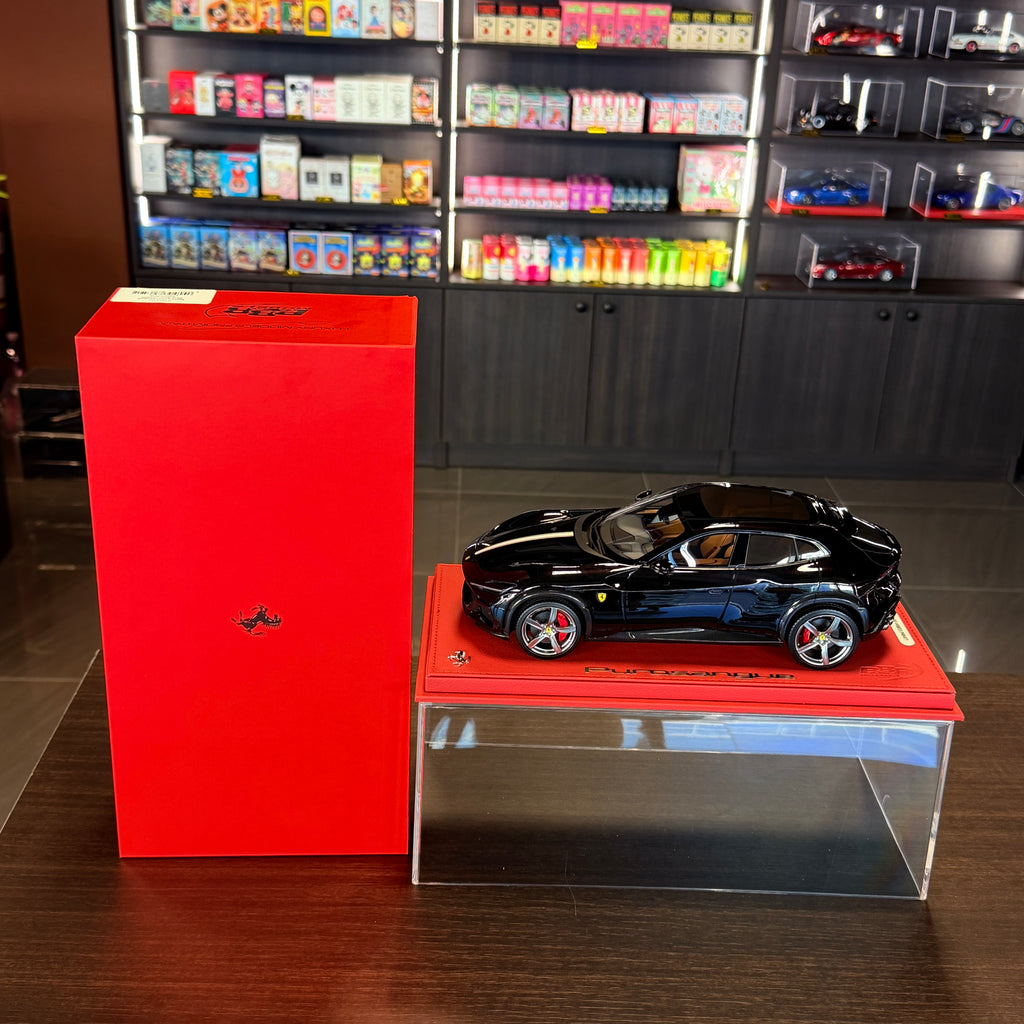 Ferrari Purosangue Nero Purosangue s talianskou vlajkou, mierka 1:18 s vitrínkou od BBR