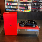 Ferrari Purosangue Nero Purosangue s talianskou vlajkou, mierka 1:18 s vitrínkou od BBR