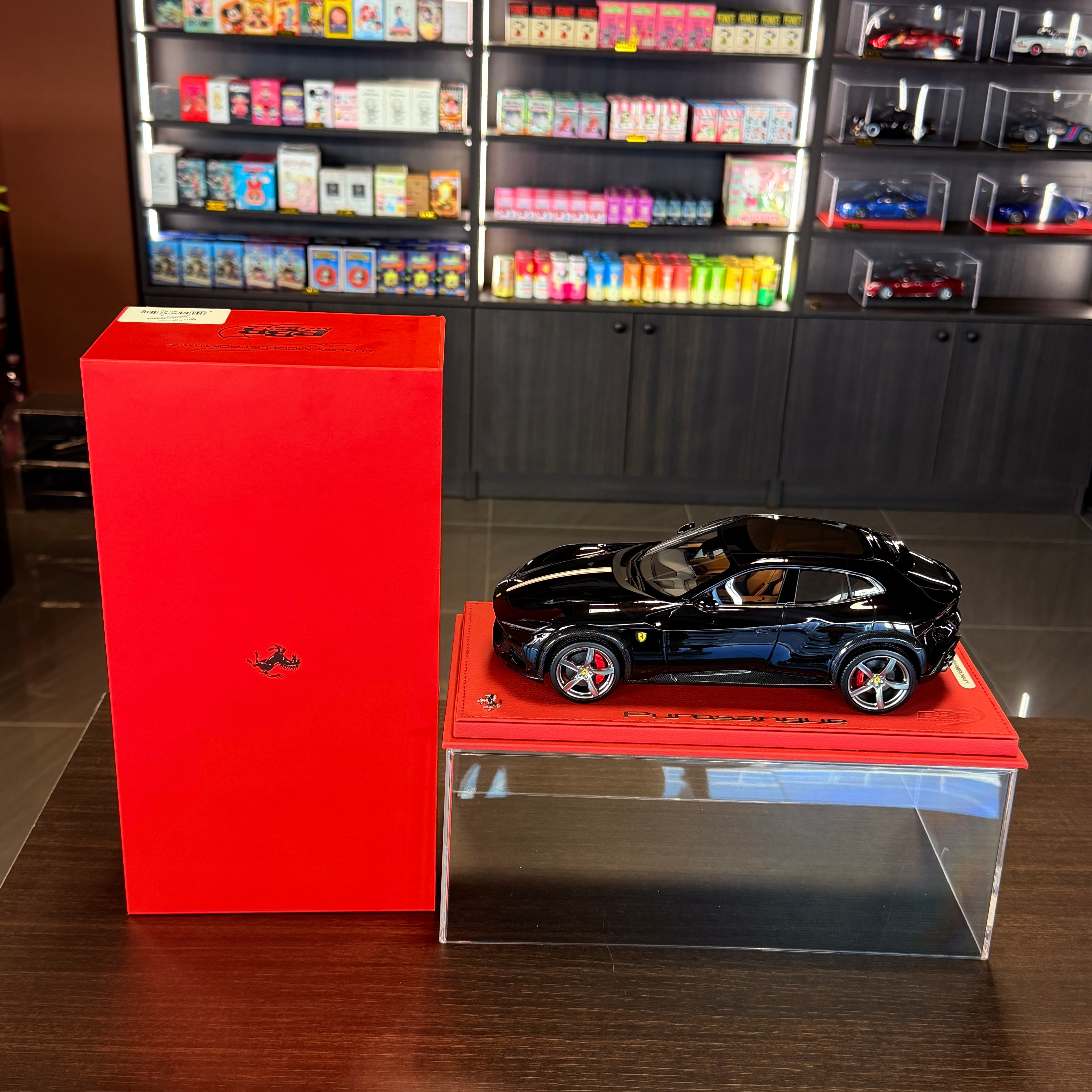 Ferrari Purosangue Nero Purosangue s talianskou vlajkou, mierka 1:18 s vitrínkou od BBR