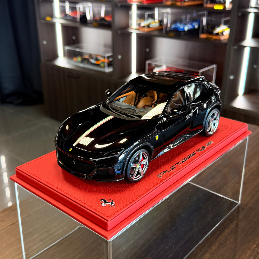 Ferrari Purosangue Nero Purosangue s talianskou vlajkou, mierka 1:18 s vitrínkou od BBR