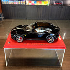 Ferrari Purosangue Nero Purosangue s talianskou vlajkou, mierka 1:18 s vitrínkou od BBR